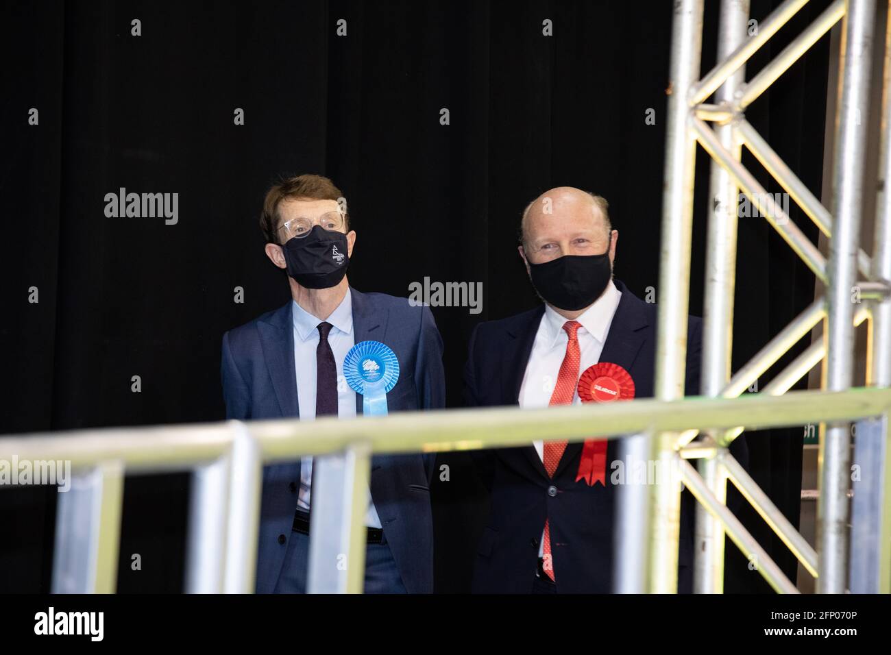 Andy Street (a sinistra) e Liam Byrne (a destra) attendono l'annuncio della decisione del sindaco delle West Midlands. Andy Street ha poi vinto le elezioni dopo il secondo conteggio. Foto Stock
