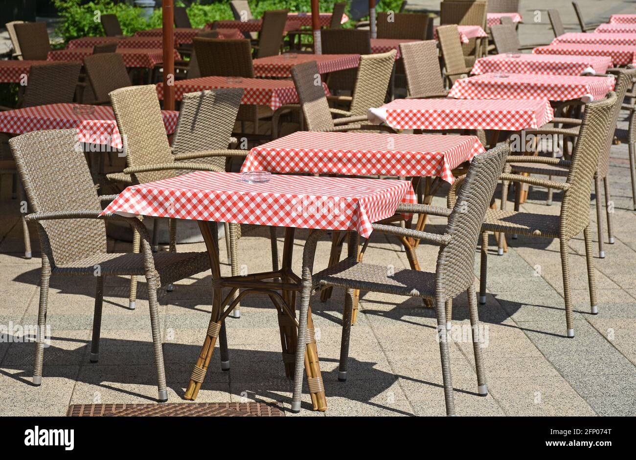 Tavoli da pranzo e sedie per esterno Foto Stock