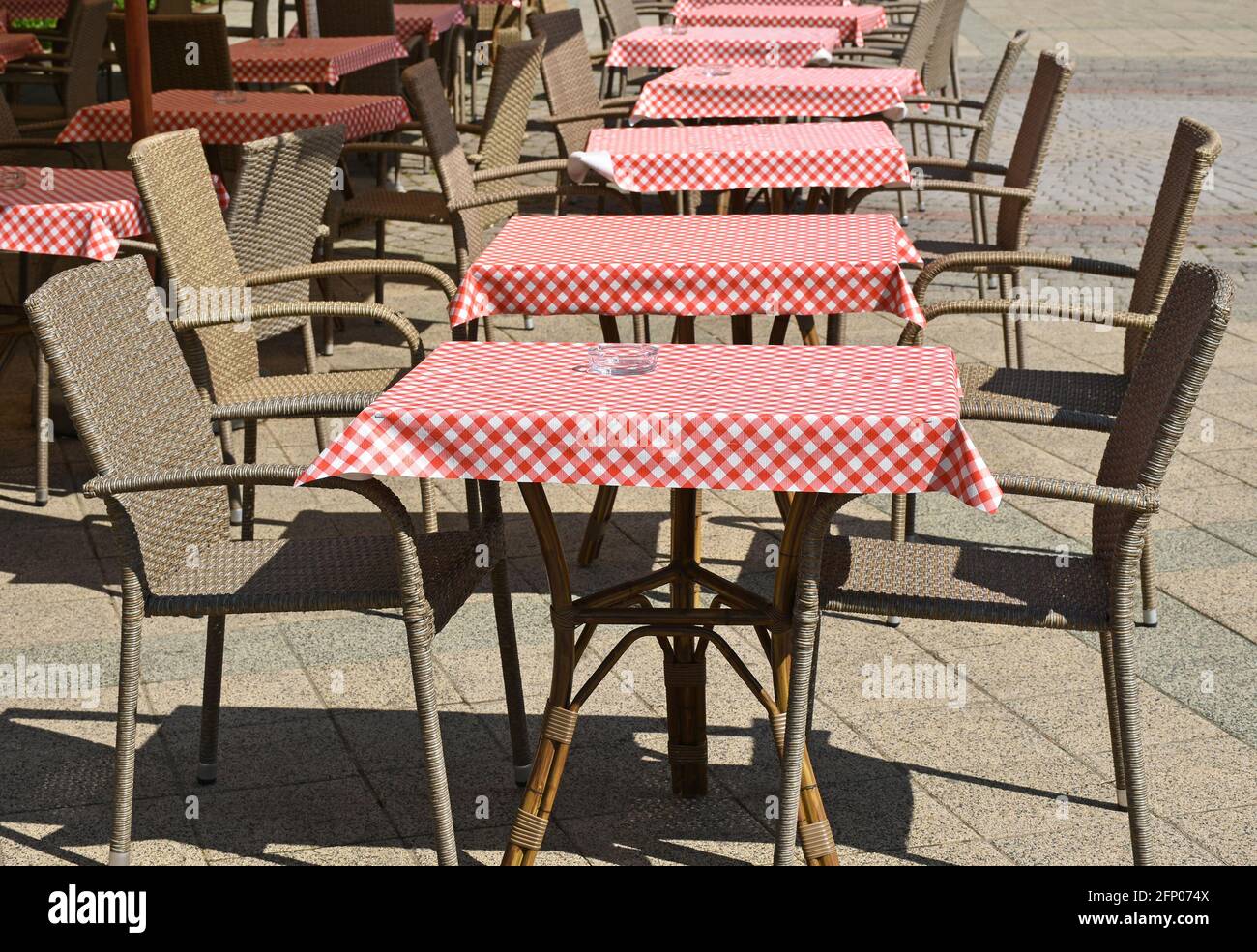 Tavoli da pranzo e sedie per esterno Foto Stock