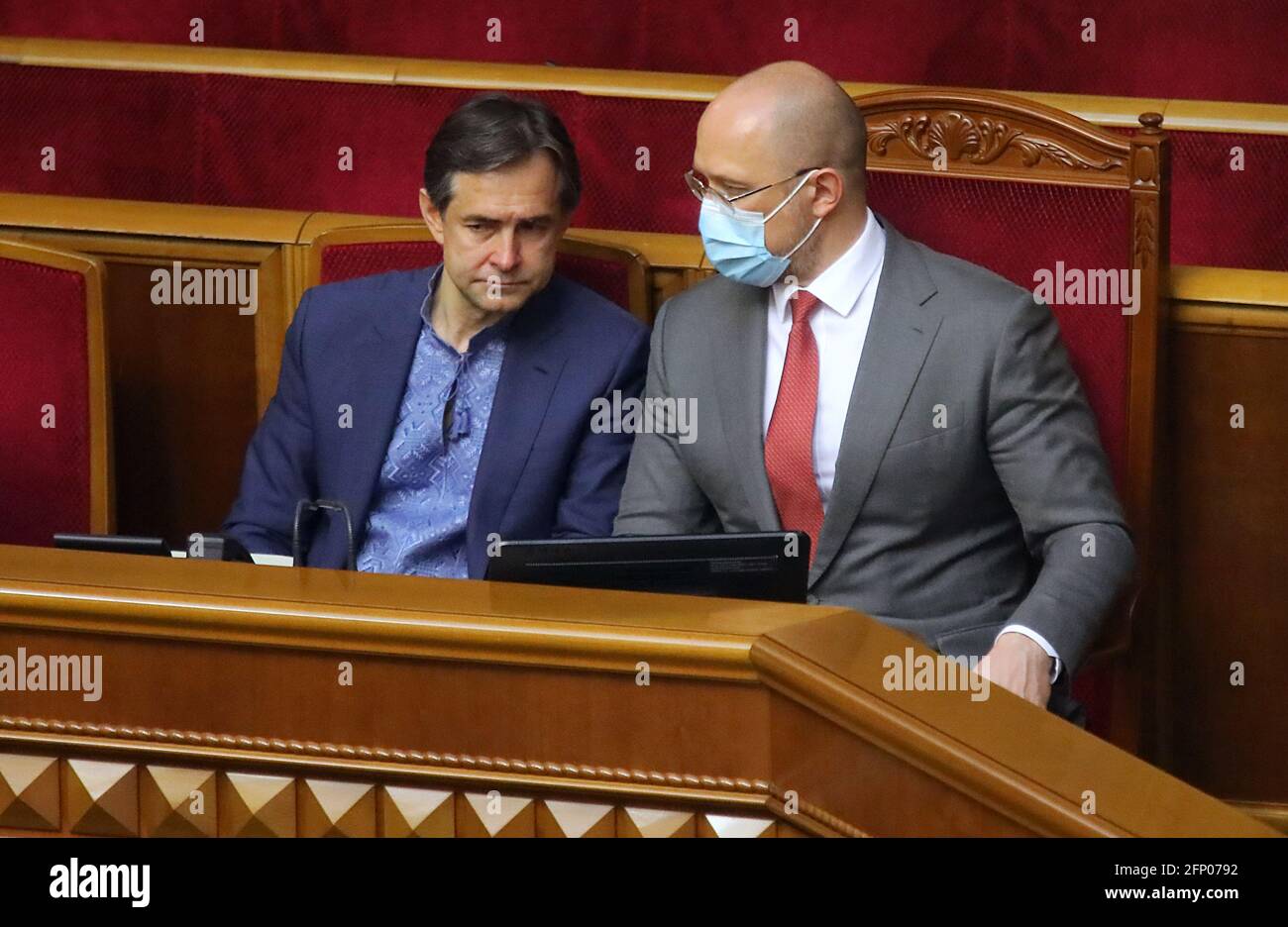 KIEV, UCRAINA - 20 MAGGIO 2021 - recentemente nominato primo Vice primo Ministro, Ministro per lo sviluppo economico, il commercio e l'agricoltura Oleksii Liubchenko e primo Ministro dell'Ucraina Denys Shmyhal (da L a R) sono raffigurati durante una seduta della Verkhovna Rada, Kiev, capitale dell'Ucraina. Foto Stock