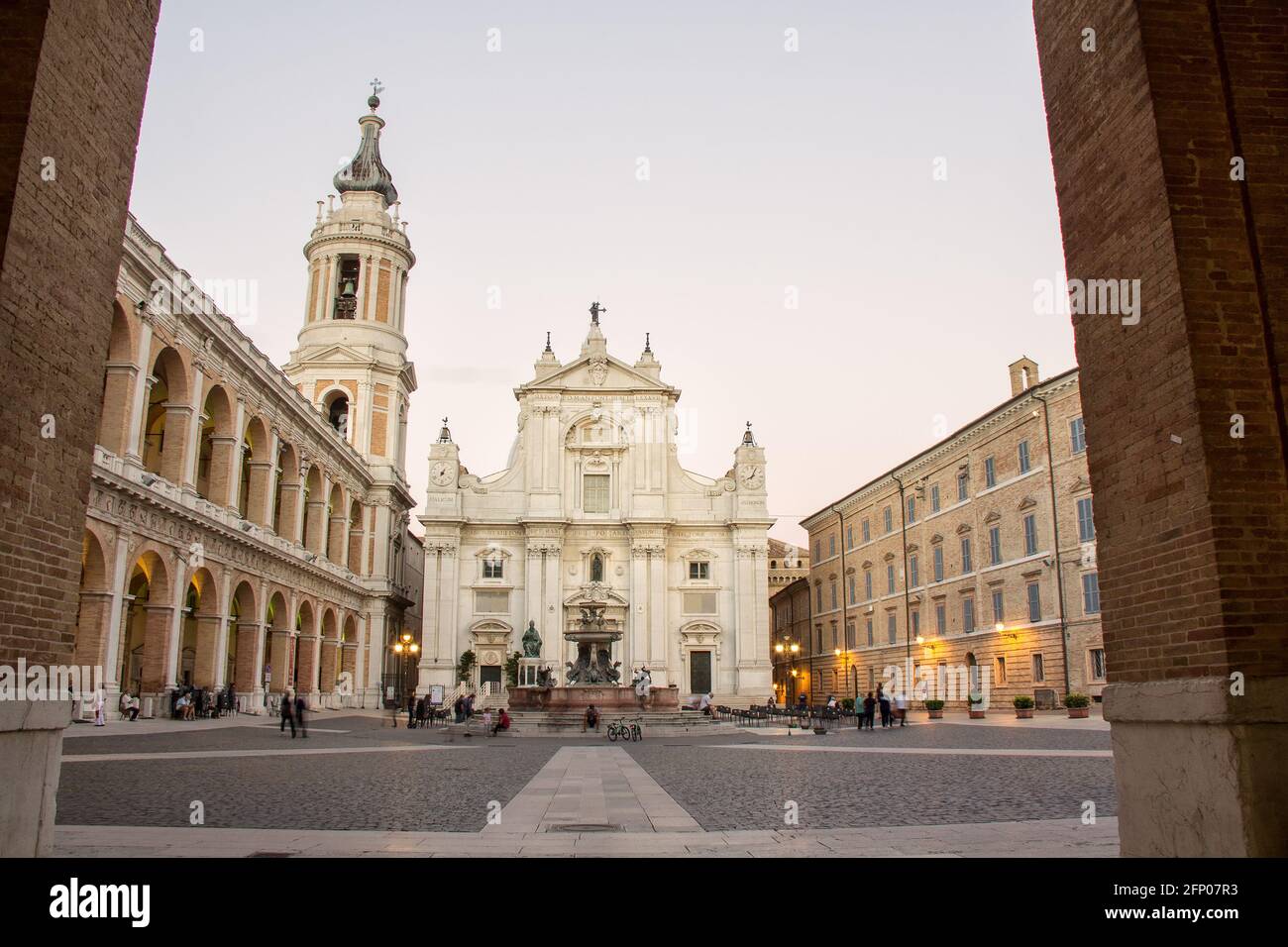 Loreto, Marche, provincia di Ancona. Piazza della Madonna con la facciata della Basilica di Santa Casa , meta di pellegrinaggio per i cattolici Foto Stock