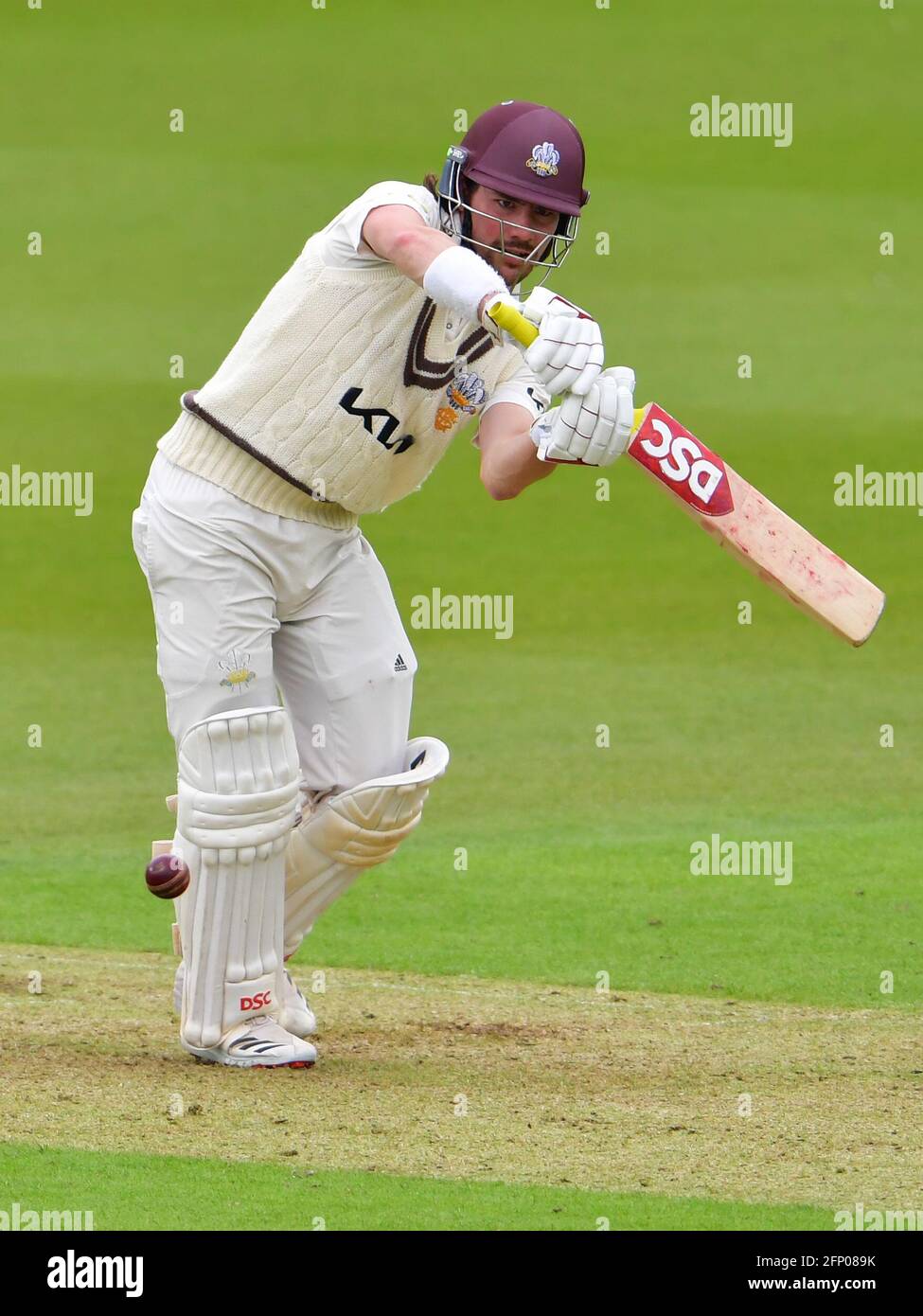 The Kia Oval, Londra, Regno Unito. 20 maggio 2021. Rory Burns of Surrey imbattuto il 45 a pranzo il giorno 1 del LV=Insurance County Championship match tra Surrey e Middlesex: Credit: Ashley Western/Alamy Live News Foto Stock