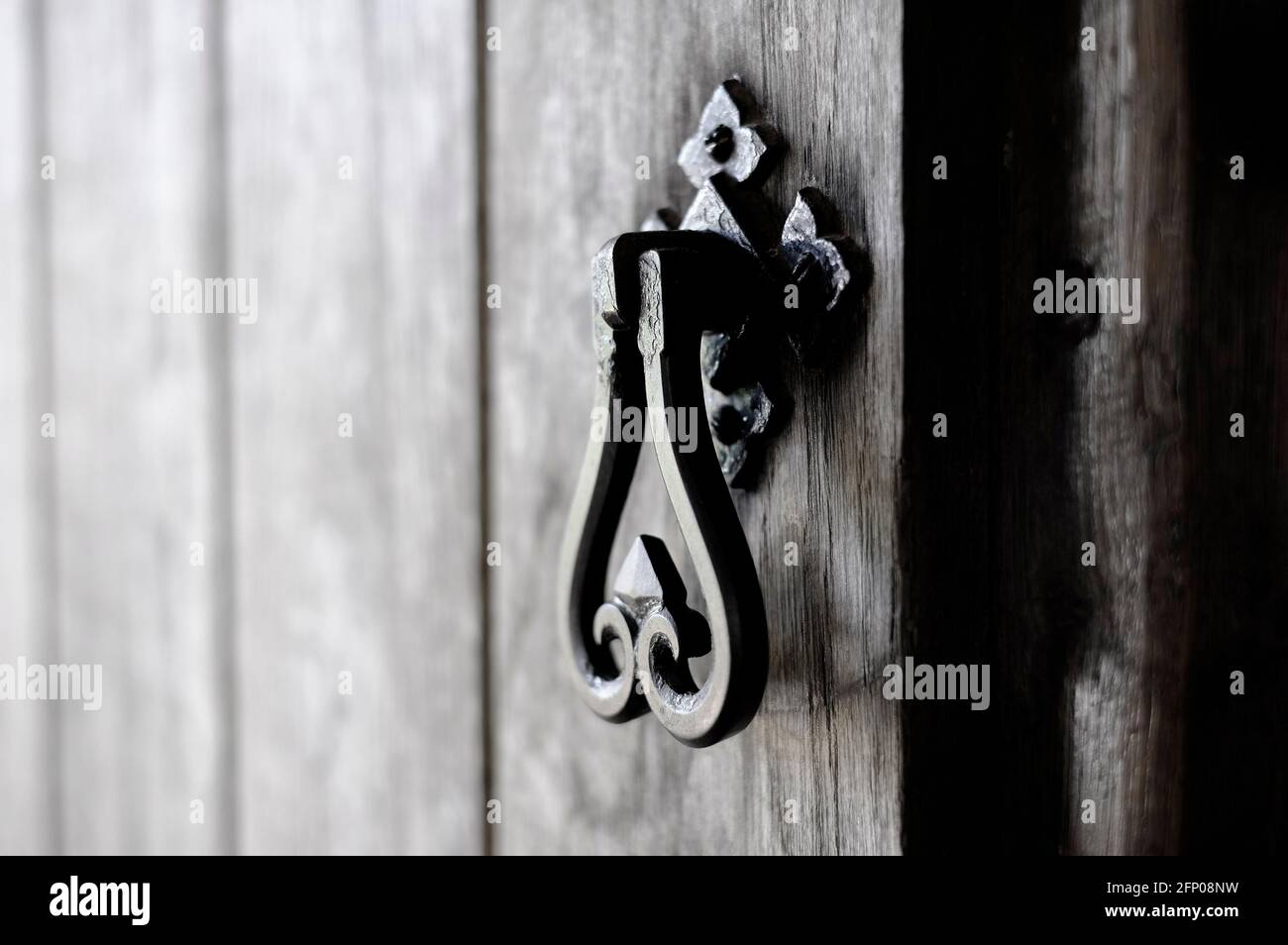 vecchia maniglia in metallo resistente alle intemperie sulla porta in legno, norfolk, inghilterra Foto Stock