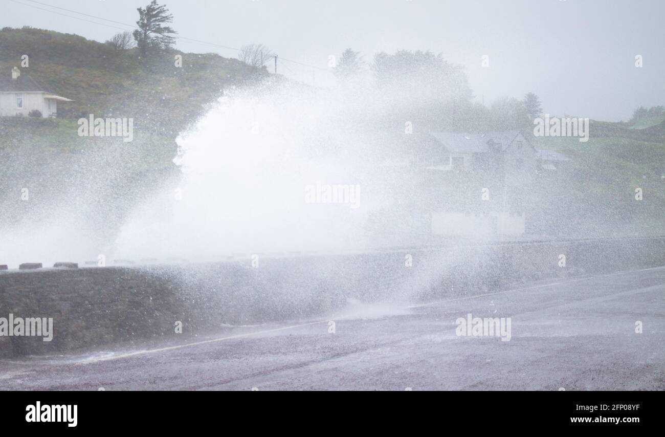 Tragumna, West Cork, Irlanda, giovedì 20 maggio 2021. La forza della tempesta si avvolge durante la notte e oggi con velocità fino a 110 km/h ha inviato enormi onde che attanagliano il muro di difesa del mare lungo la strada costiera a Tragumna, Cork occidentale oggi. Credit aphperspective/ Alamy Live News Foto Stock