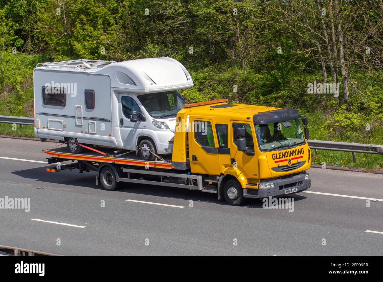2009 carrelli Renault 4764cc diesel; Glendinning Bros trasporto di veicoli; Auto trasportatore, trasportatore di automobili, autocarri pesanti per trasporto pesante di merci pesanti, trasporto, camion, trasporto, raccolta e consegne, veicolo commerciale multi-car, camion, carico speciale, veicolo, consegna, Trasporti, industria, trasporto merci sull'autostrada M6 Foto Stock