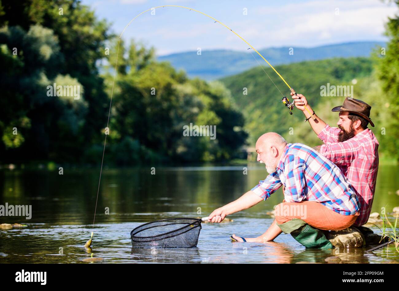 Pesca grande di gioco. Hobby di pesce mosca di uomini. Pesca di pensione.  Felice amicizia di pescatori. Due amici maschili che pescano insieme.  Cattura e pesca Foto stock - Alamy