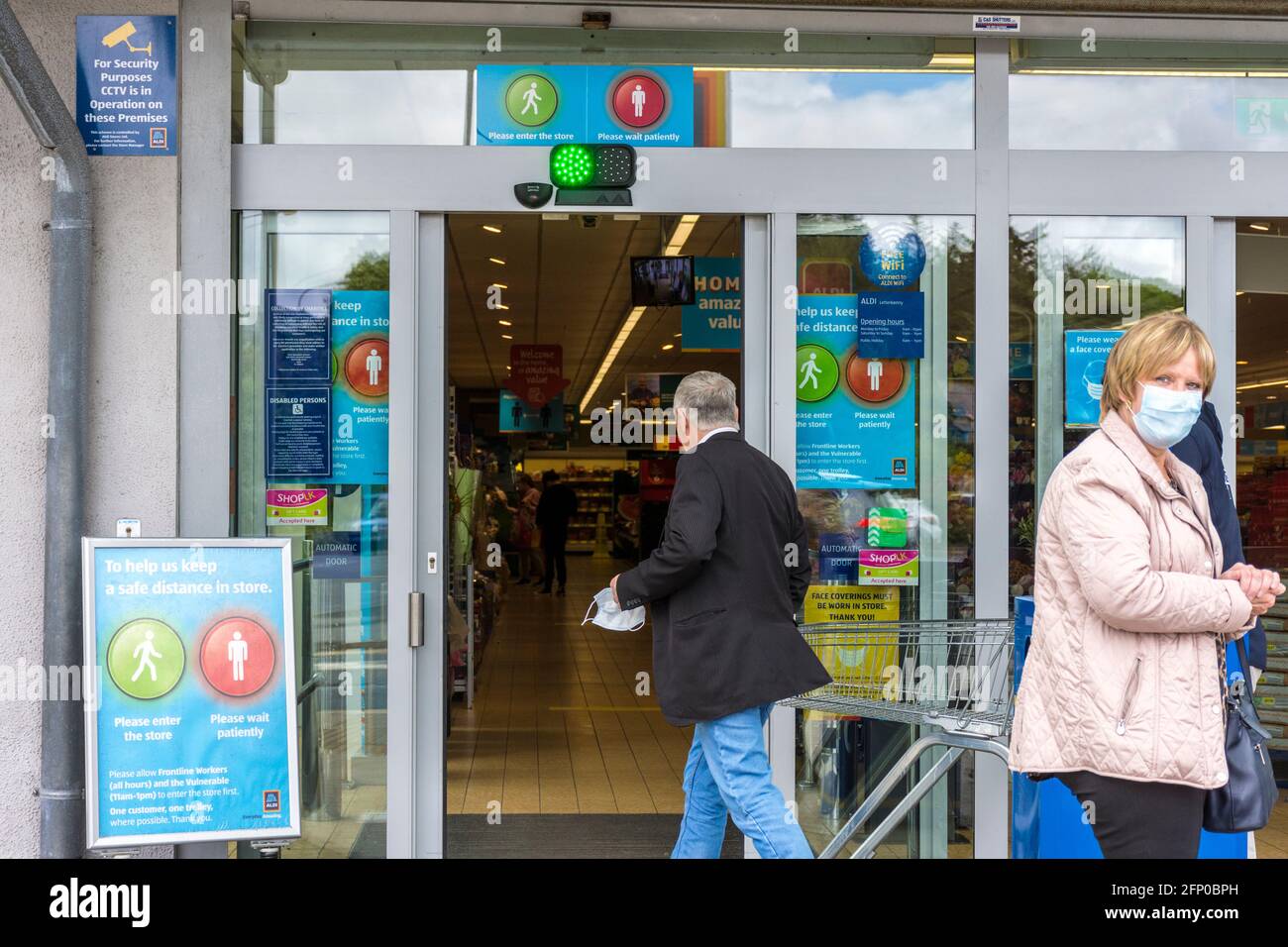 Negozio Aldi, supermercato a Letterkenny, Contea di Donegal, Irlanda. Sistema di semafori per l'ingresso e l'uscita durante la pandemia di Covid-19. Foto Stock