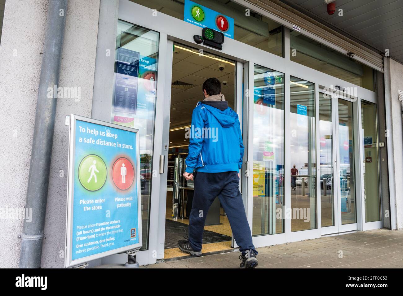 Negozio Aldi, supermercato a Letterkenny, Contea di Donegal, Irlanda. Sistema di semafori per l'ingresso e l'uscita durante la pandemia di Covid-19. Foto Stock