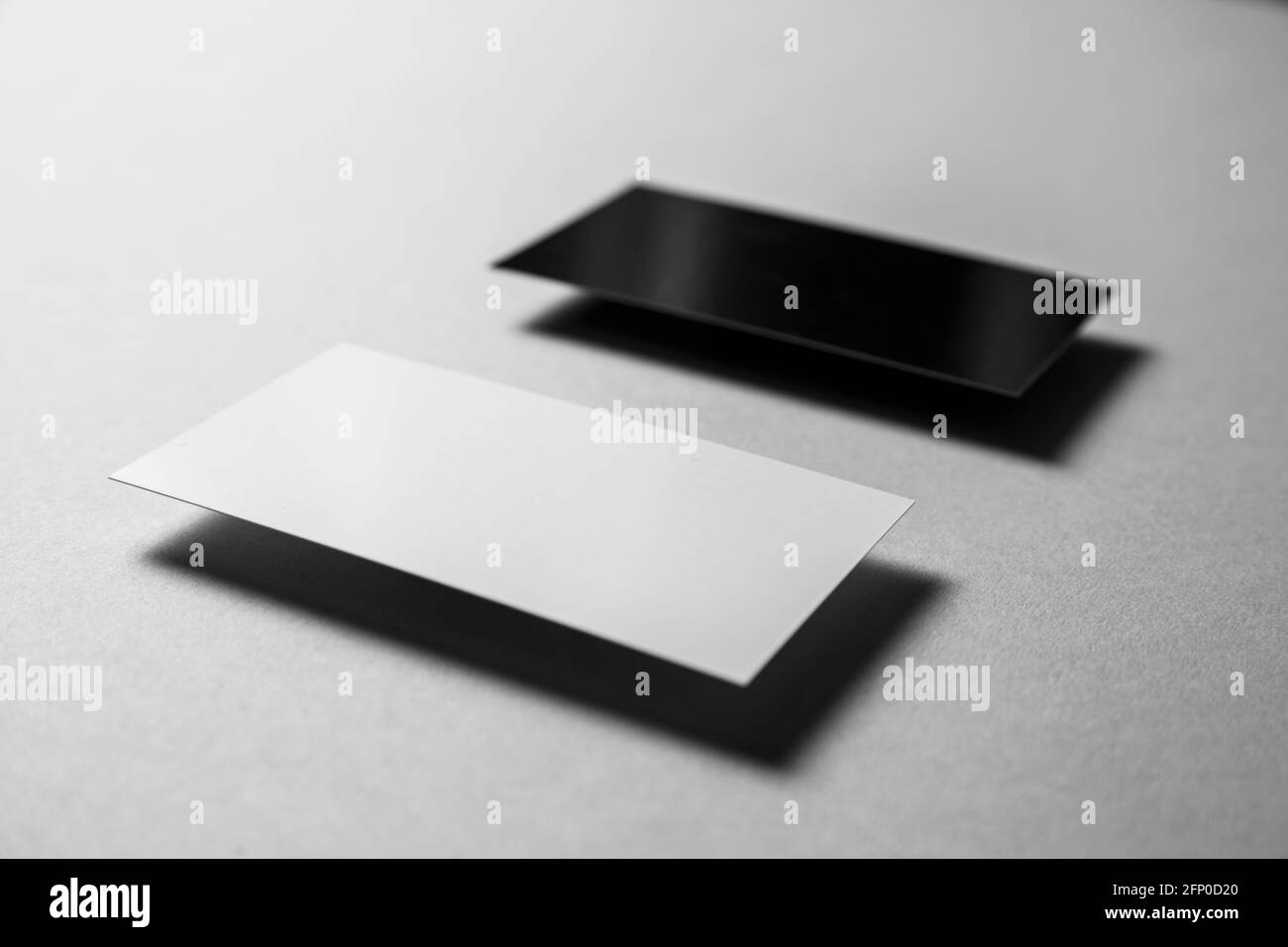 I biglietti da visita sono vuoti. Mockup su sfondo a colori. Disposizione piatta. Spazio di copia per il testo Foto Stock