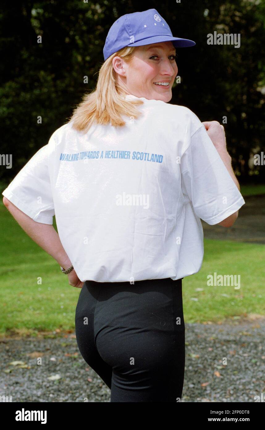 Ali Paton, AKA, Gladiator Siren, promuove Health Education Board per la Scozia Great Scottish Walk, giugno 1998 Foto Stock