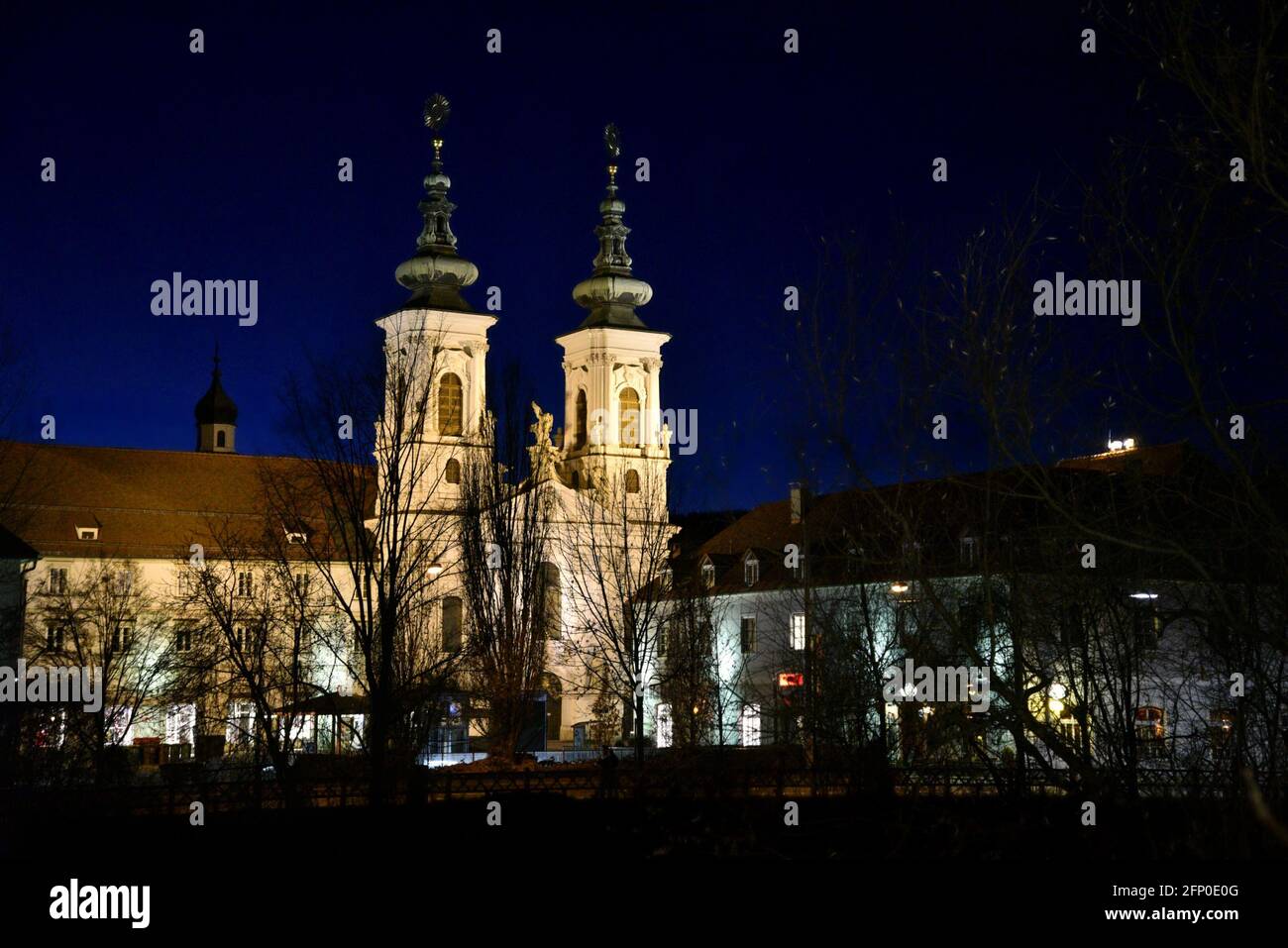 Panoramica nocturne vista di Mariahilferkirche, una chiesa in stile barocco del 13 ° secolo a Graz, la capitale della Stiria, Austria. Foto Stock