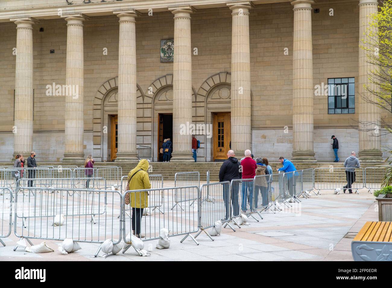 Membri della coda pubblica presso un centro di vaccinazione di massa NHS Tayside covid-19, presso la Caird Hall, City Square, Dundee, Tayside, Scozia. Foto Stock