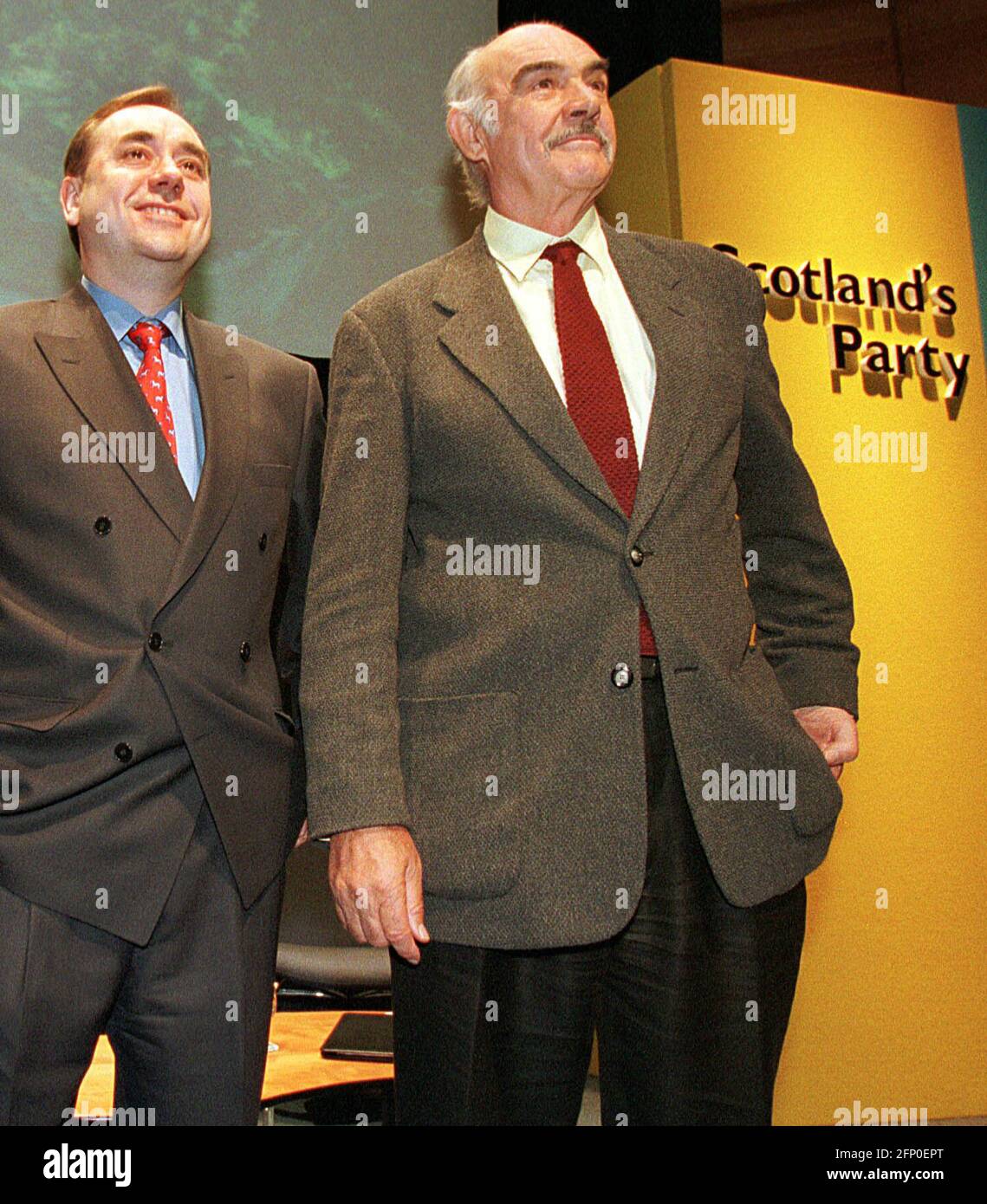 Lo Scottish National Party Rally al Centro Congressi di Edimburgo, 26/4/99. L'attore e star del cinema Sean Connery porta gli applausi alla fine del suo discorso insieme ad Alex Salmond. Foto Stock