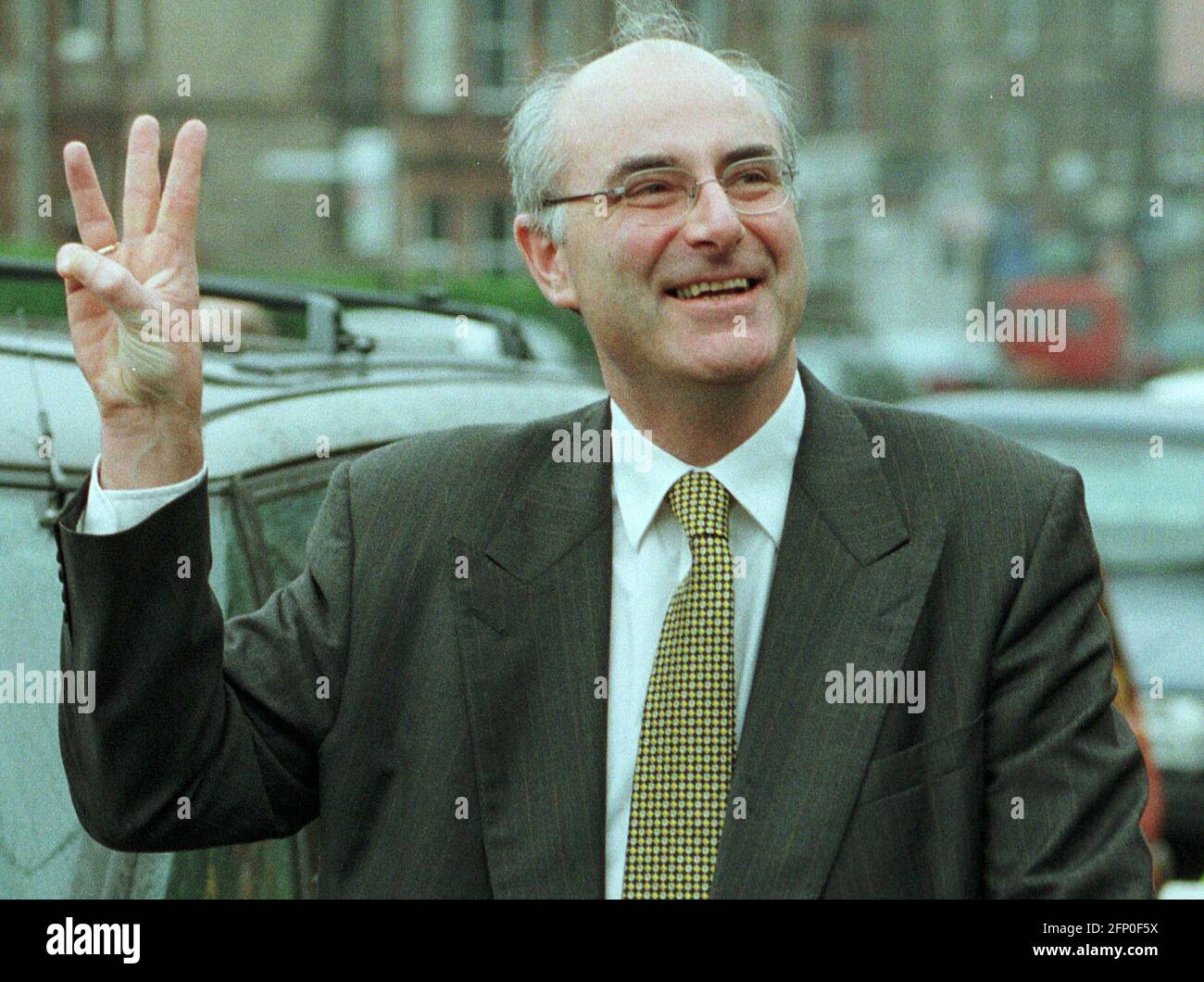 Il leader conservatore scozzese David McLetchie ha votato oggi a Edimburgo (GIOVEDÌ 6/5/99) dove ha incoraggiato tre voti per i conservatori. Foto Stock