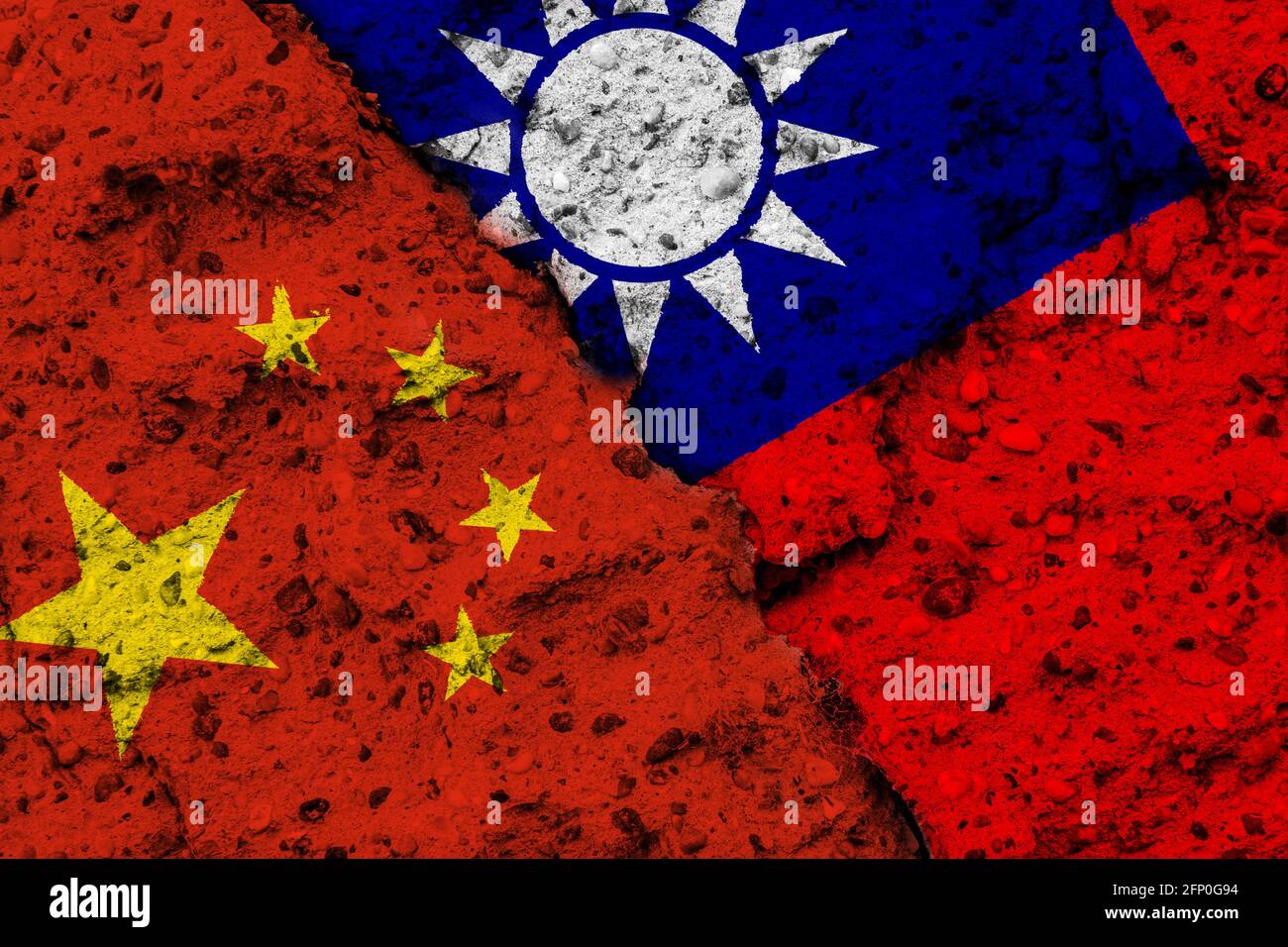 Concetto di conflitto tra la Repubblica popolare cinese e la Repubblica di Cina (Taiwan) con bandiere dipinte su un muro ruvido con una crepa Foto Stock