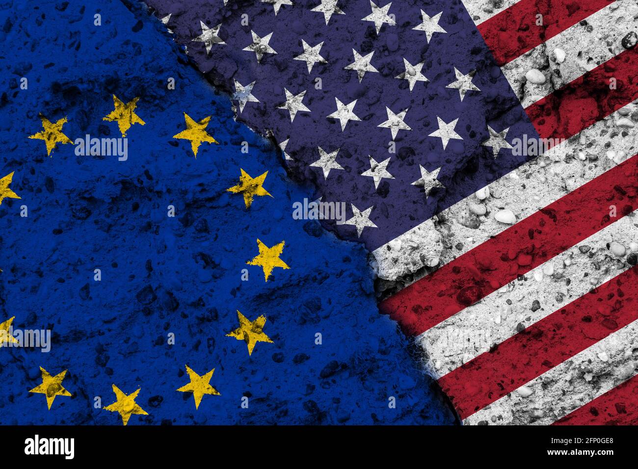 Concetto del conflitto tra gli Stati Uniti d'America e l'Unione europea con bandiere dipinte su una parete ruvida con una crepa Foto Stock