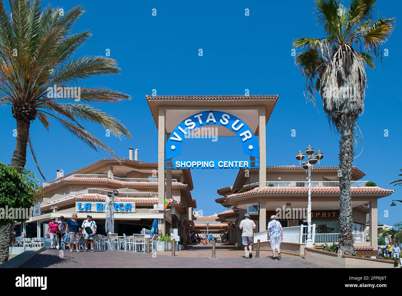 Centro Comercial Vistasur nella zona di Los Cristianos, l'entrata al popolare centro commerciale con caffetterie, ristoranti e gelaterie Foto Stock