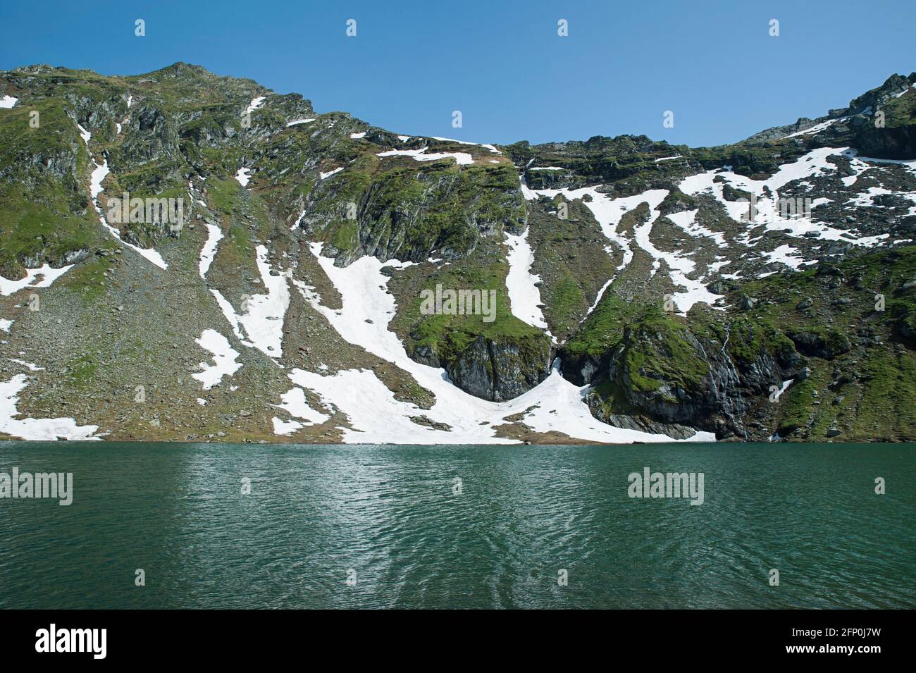 Atmosfera tranquilla sul lago del ghiacciaio Balea, conosciuto localmente come Balea lac, situato a un'altitudine di 2034 m, nei monti Fagaras in Romania Foto Stock