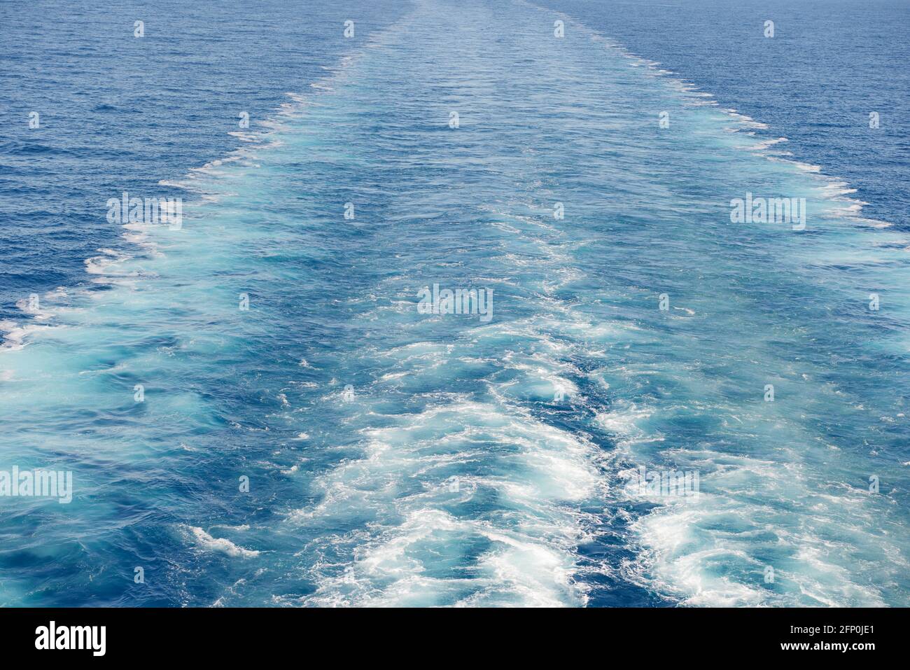 nave sveglia sull'oceano atlantico Foto Stock