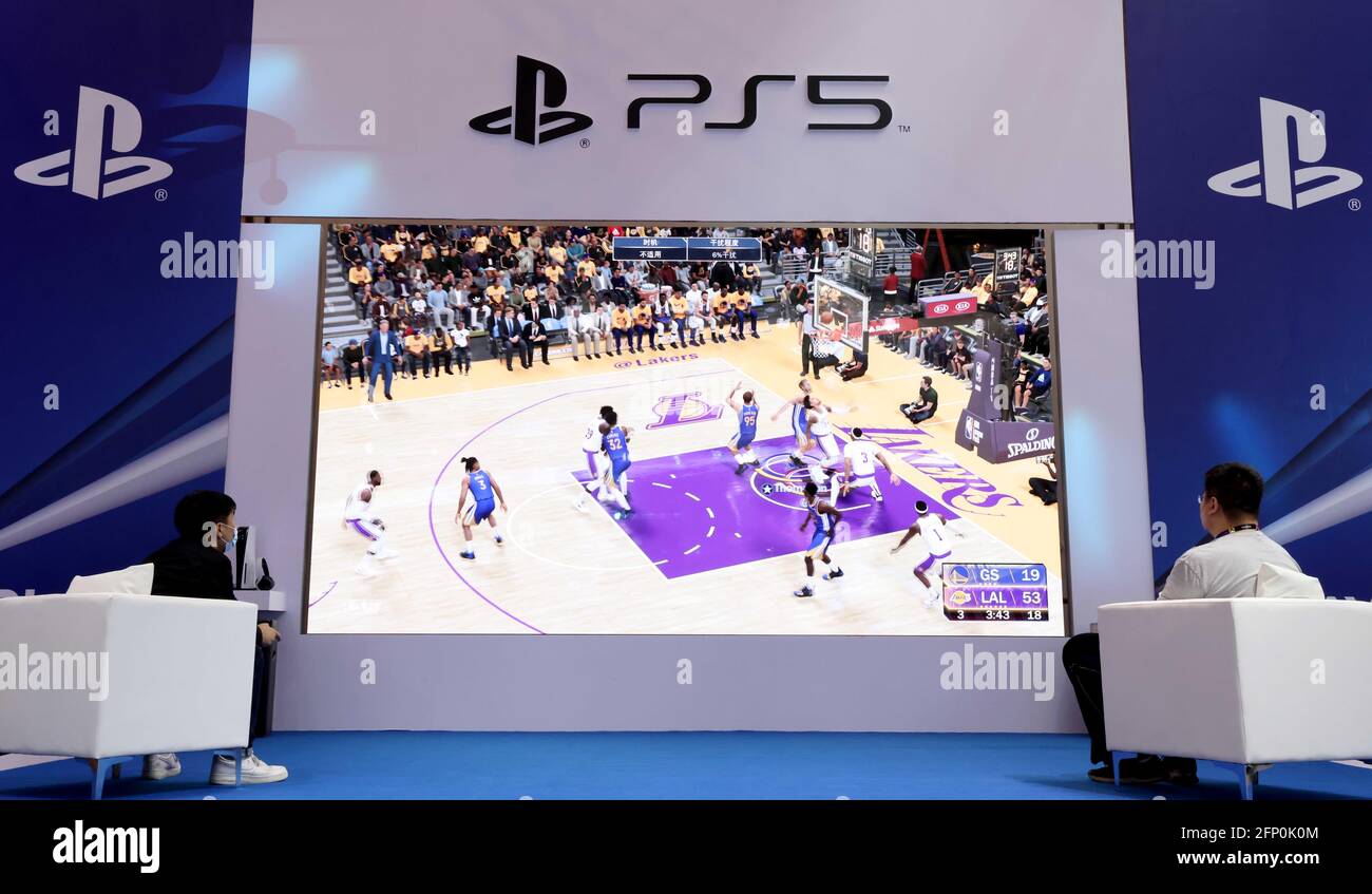 Shanghai. 20 maggio 2021. I visitatori potranno provare l'ultimo gioco Sony per PlayStation 5 al Sony Expo 2021 di Shanghai, nella Cina orientale, il 20 maggio 2021. L'evento di quattro giorni è iniziato qui giovedì. Credit: Chen Jianli/Xinhua/Alamy Live News Foto Stock