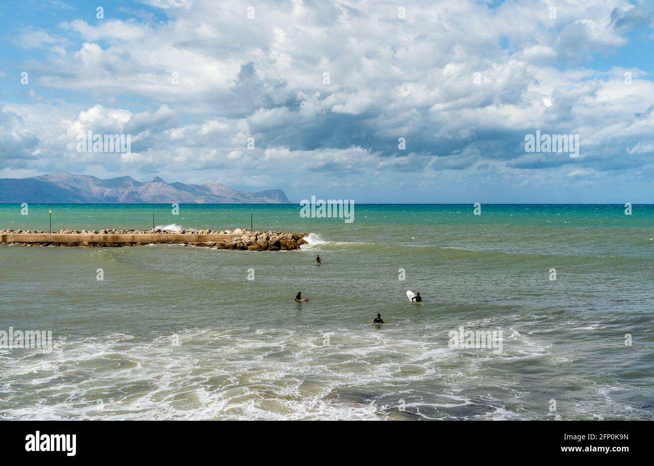 Paesaggio di mare Mediterraneo dal villaggio siciliano Trappeto, provincia di Palermo, Italia Foto Stock