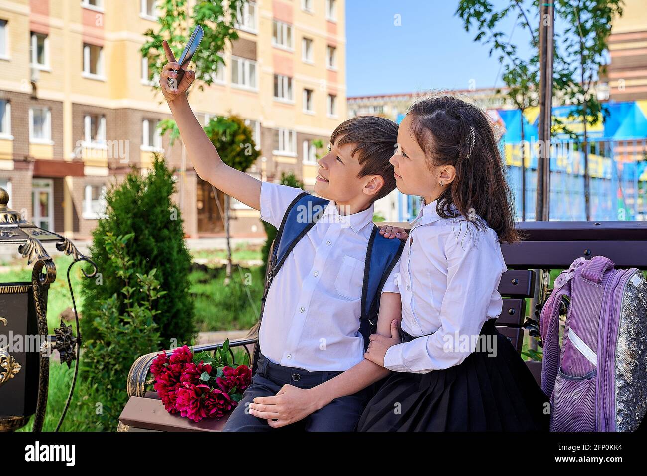 due bambini della scuola prendono un selfie sul loro telefono. Foto Stock