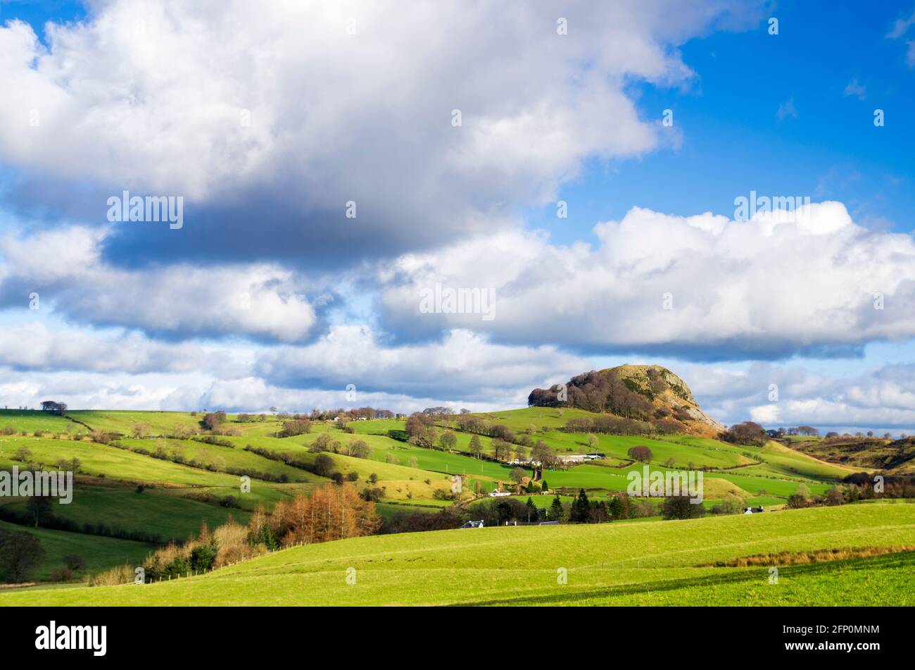 Una vista panoramica di Loudoun Hill alla testa della Valle Irvine vicino a Darvel, Ayrshire orientale, Scozia. Foto Stock