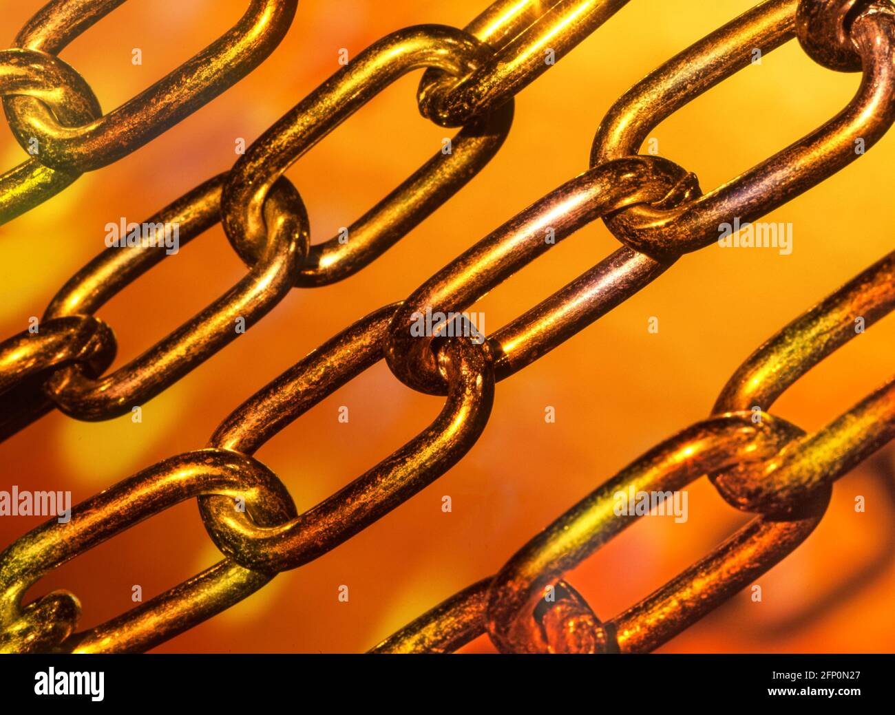 Immagine del concept close-up colorato delle maglie della catena in acciaio uniti insieme in un concetto di legame e collegamento di metallo idea di forza e sicurezza Foto Stock
