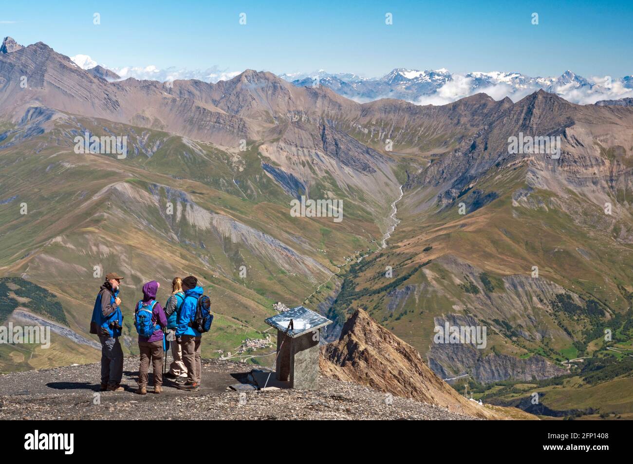 Gruppo di escursionisti con vista sulle Alpi francesi dalla stazione della funivia di la Meije vicino alla città di la grave, Parco Nazionale di Ecrins, Hautes-Alpes (05), Francia. Foto Stock