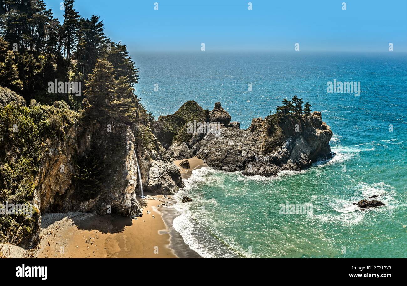La cascata McWay e la baia nel Julia Pfeiffer Burns state Park, California Foto Stock