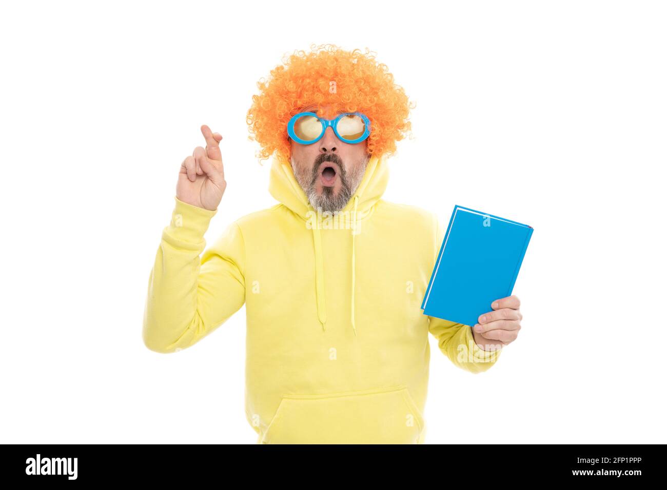 Tenere le dita incrociate. Libro superstizioso nerd hold. Studiare per l'esame. Sessione di esame Foto Stock