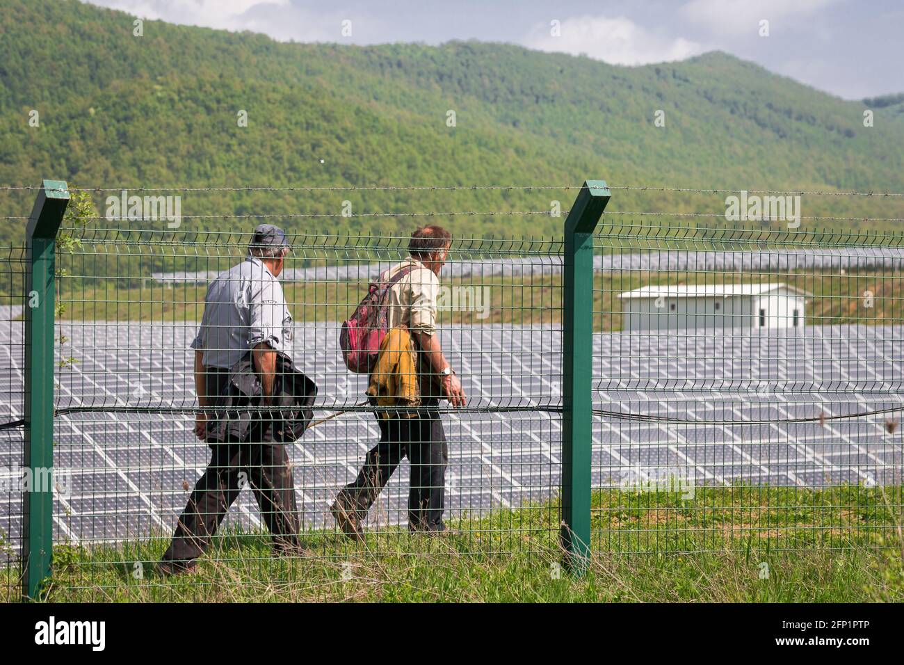 Estrazione di energia verde ecologicamente pulita in un parco di fotovoltaico in natura - un tour di due persone Foto Stock
