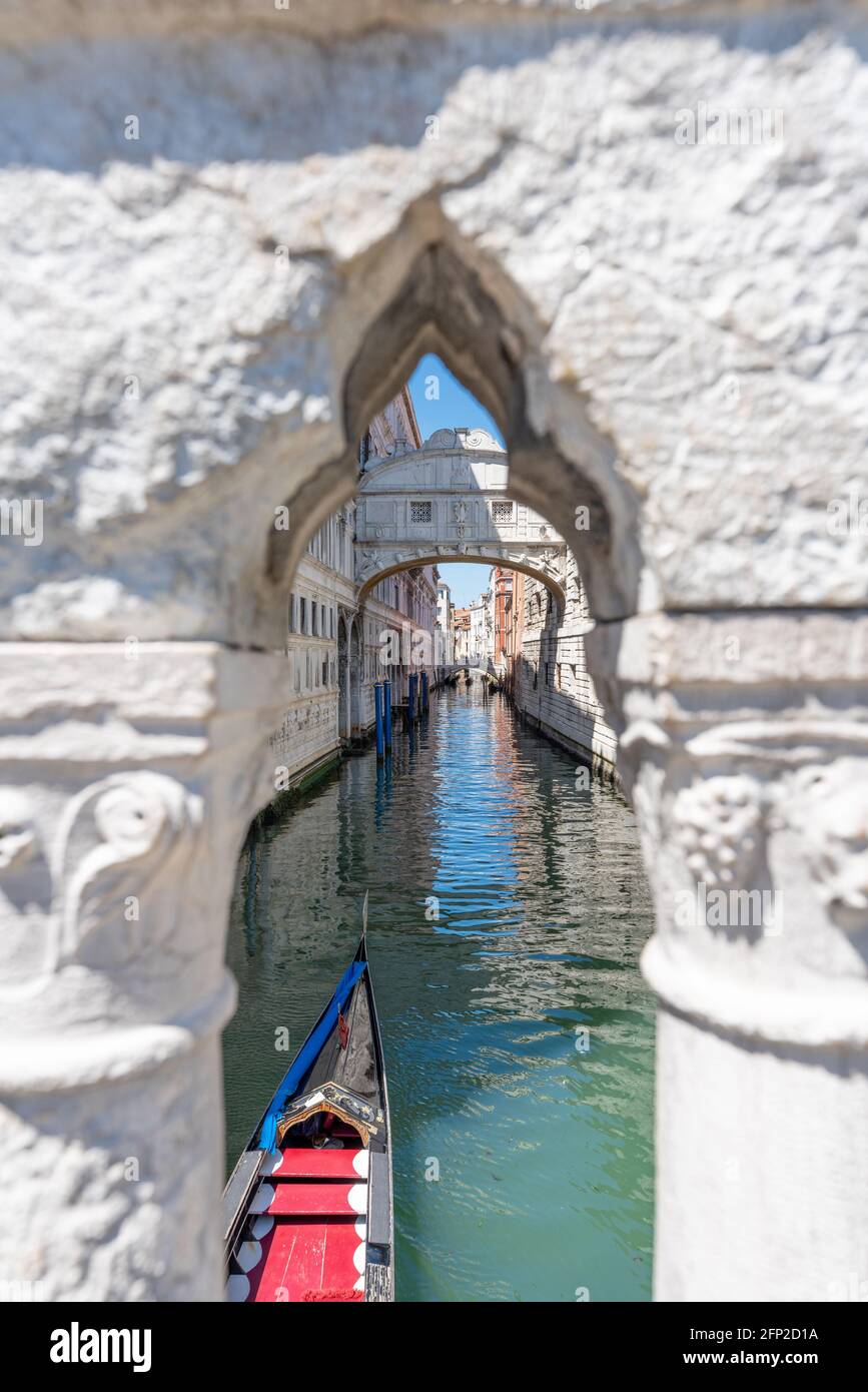 Ponte dei Sospiri con gondole e arco in pietra bianca in primo piano. Venezia, Italia Foto Stock