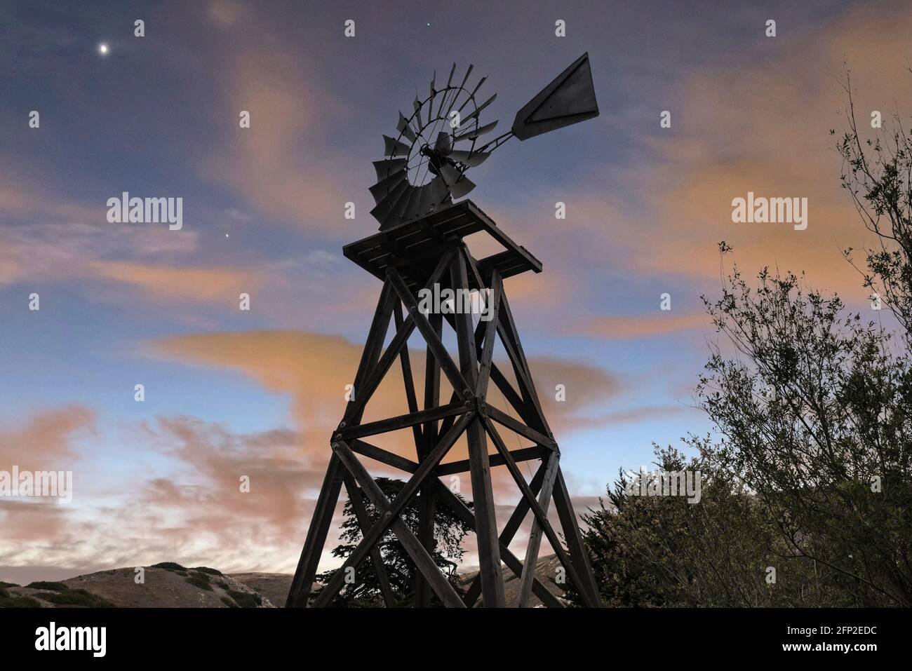 Antico mulino a vento in legno con cielo crepuscolo al Channel Islands National Park nella California meridionale. Foto Stock