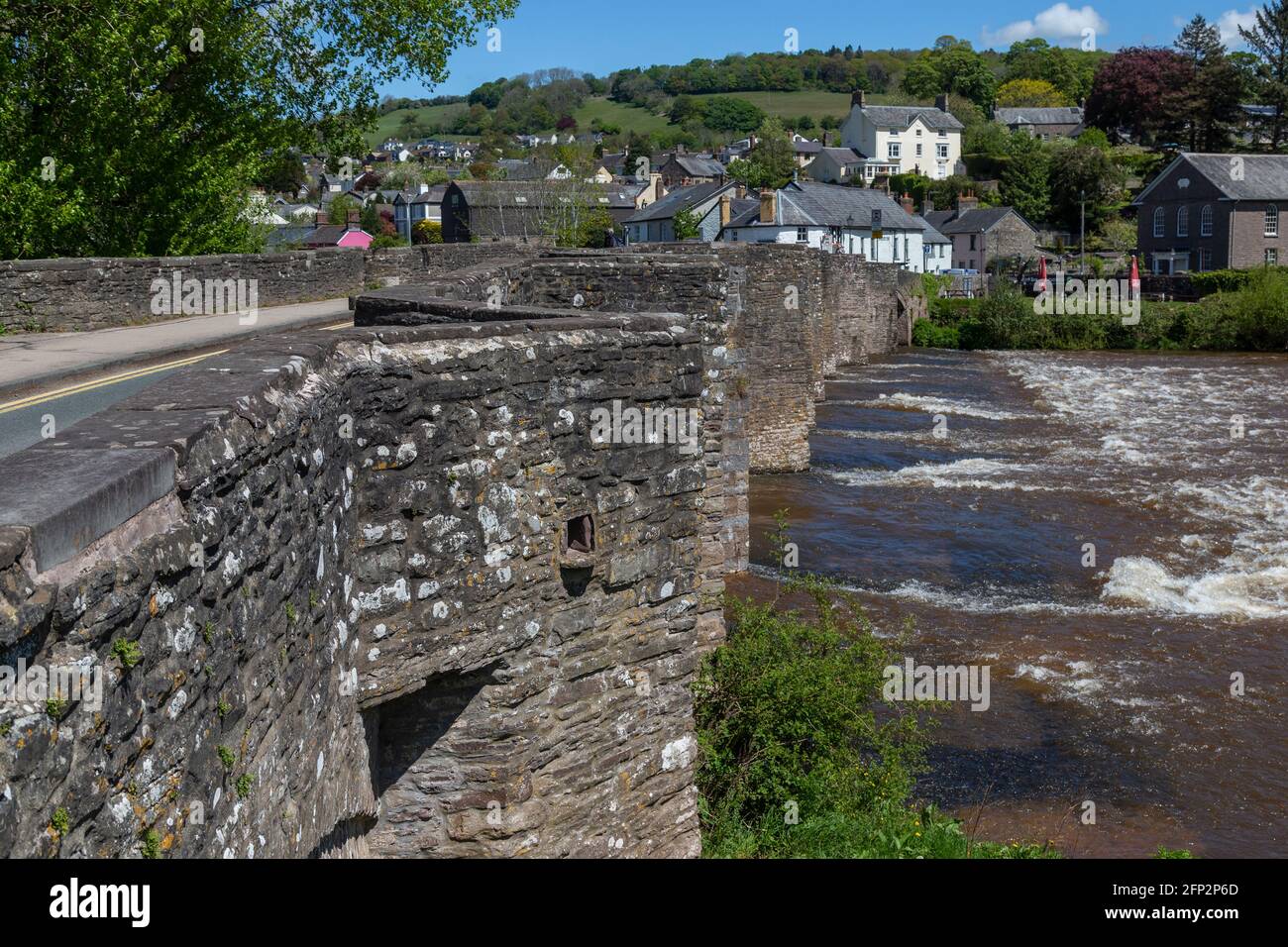Il ponte del XVII secolo a Crickhowell, nel Parco Nazionale di Brecon Beacons, Powys, Galles Foto Stock