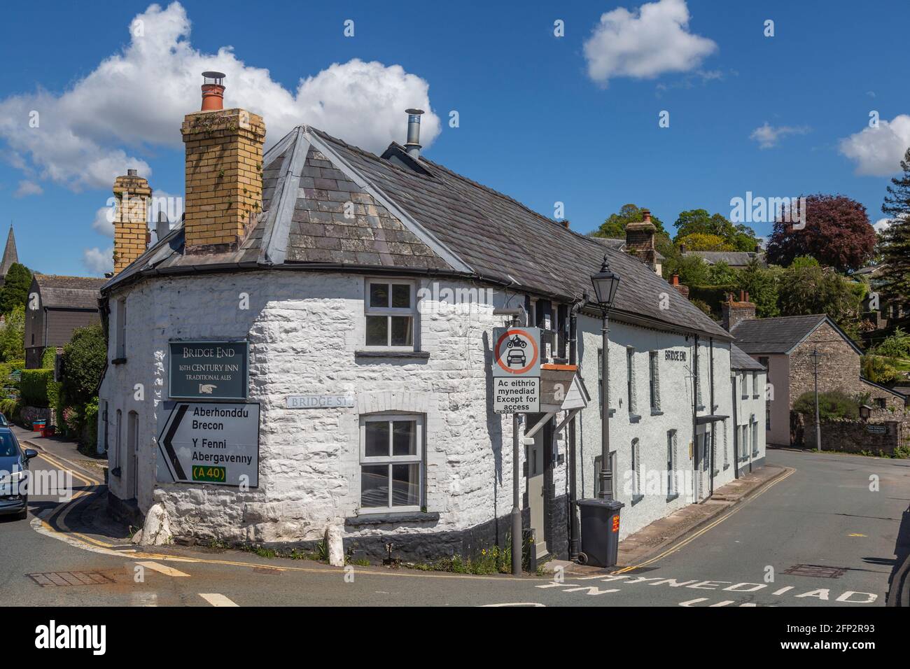 The Bridge End Inn, vicino al ponte del XVII secolo a Crickhowell, nel Brecon Beacon National Park, Powys, Galles, con cartelli stradali in gallese e. Foto Stock