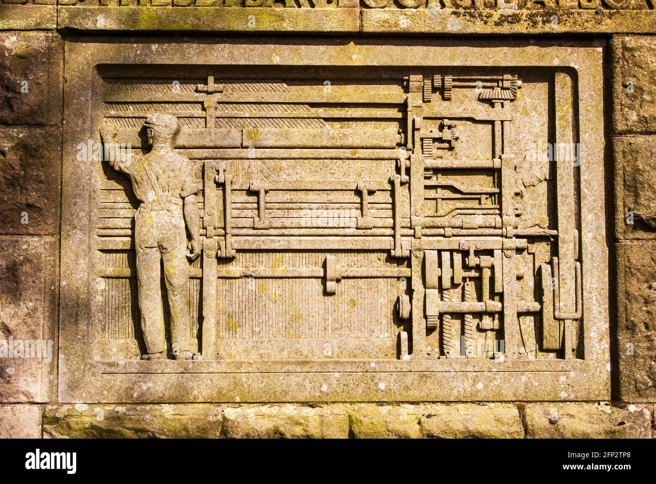 Una lapide che commemora l'industria di tessitura del telaio di potere sul monumento ad Alexander Morton, sulla A71 vicino Darvel, Ayrshire orientale, Scozia. Foto Stock