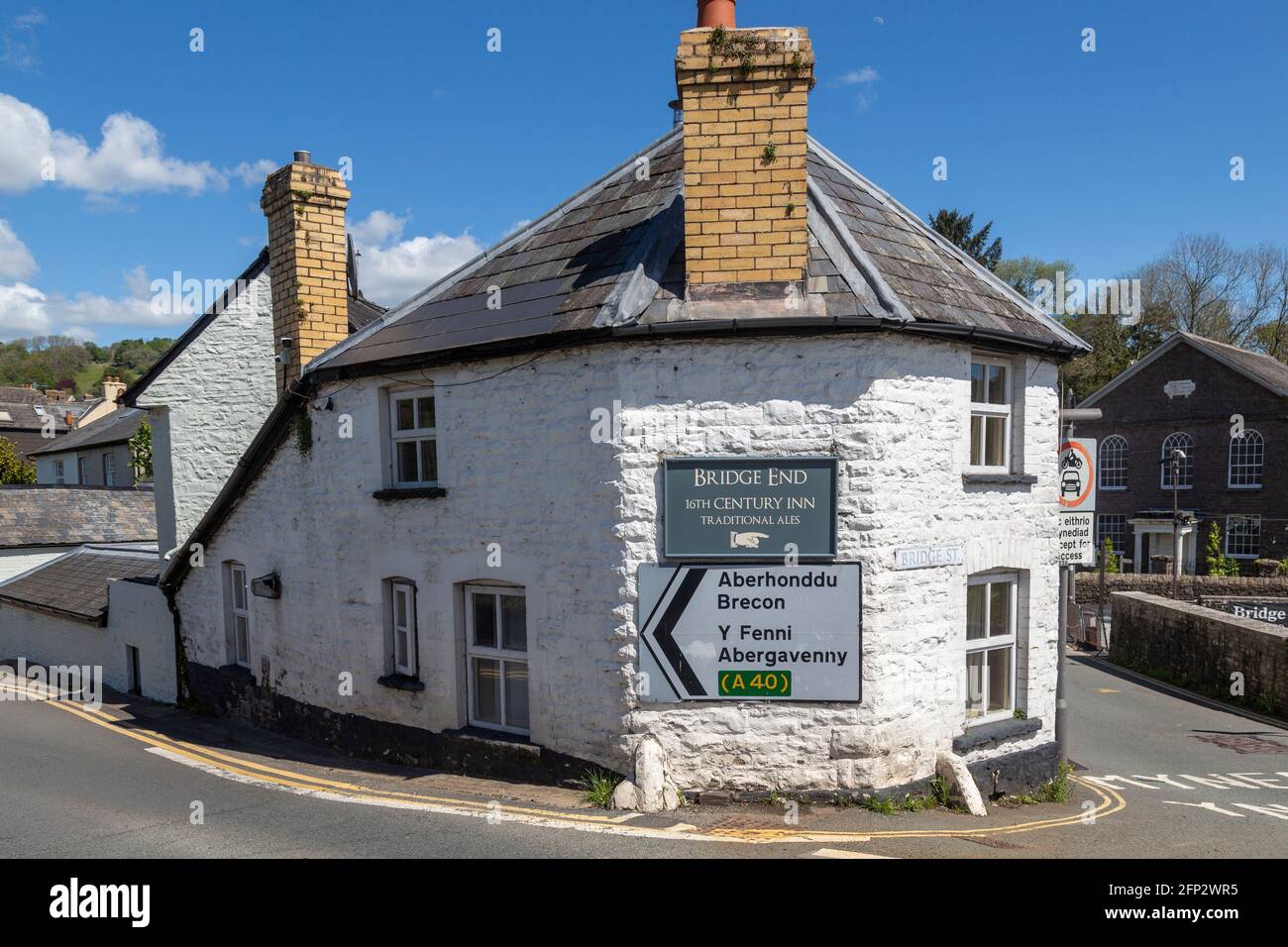 The Bridge End Inn, vicino al ponte del XVII secolo a Crickhowell, nel Brecon Beacon National Park, Powys, Galles, con cartelli stradali in gallese e. Foto Stock