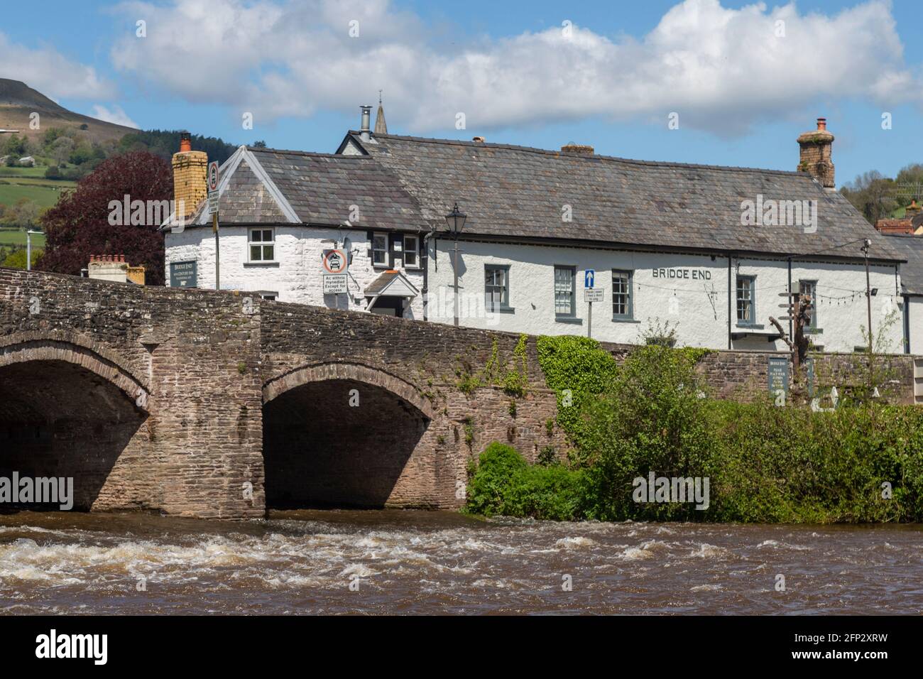 The Bridge End Inn, vicino al ponte del XVII secolo a Crickhowell, nel Brecon Beacon National Park, Powys, Galles Foto Stock