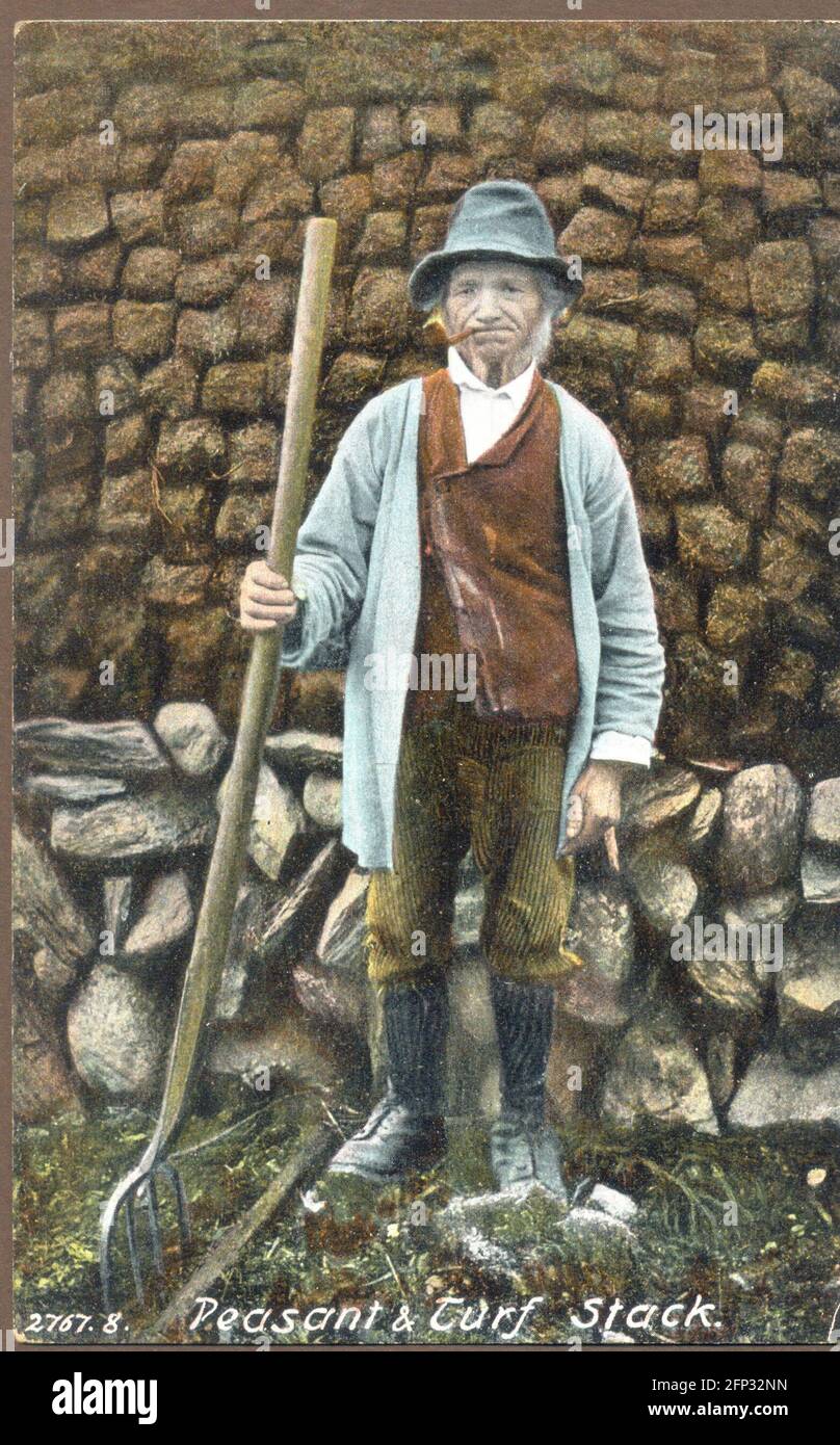 Cartolina No 2767.8 - pila di peasant & Turf circa 1905 Foto Stock