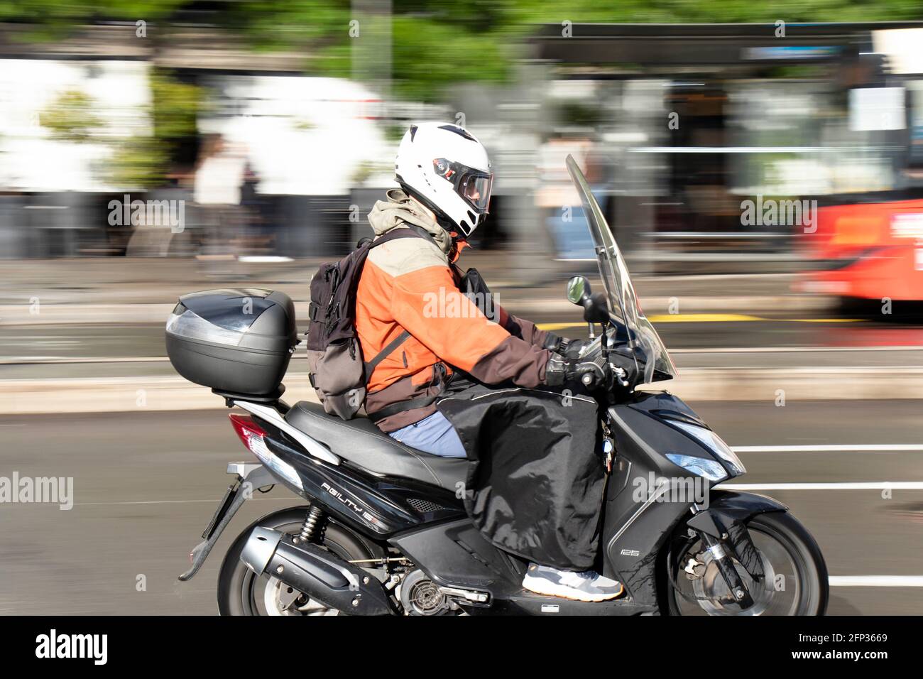 Belgrado, Serbia - 13 maggio 2021: Un uomo che guida uno scooter in strada in una giornata di sole dopo la pioggia Foto Stock