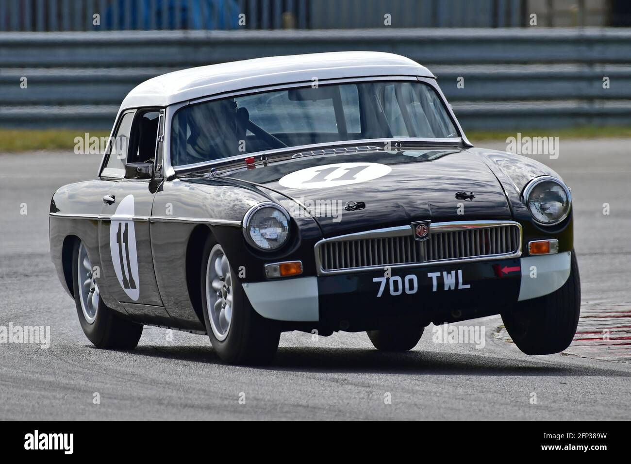 Solo su tre ruote, Chris Caro, Robert Campbell, MG B, Ecurie Classic Racing, Historic Sports Car Club, HSCC, Jim Russell Trophy Meeting, aprile 20 Foto Stock