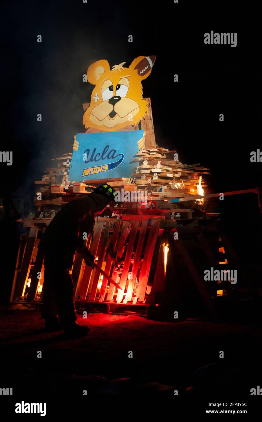 Bruin Bear è bruciato come parte della conquista USC, una tradizione presso l'Università della California del Sud che significa la rivalità con UCLA. Foto Stock