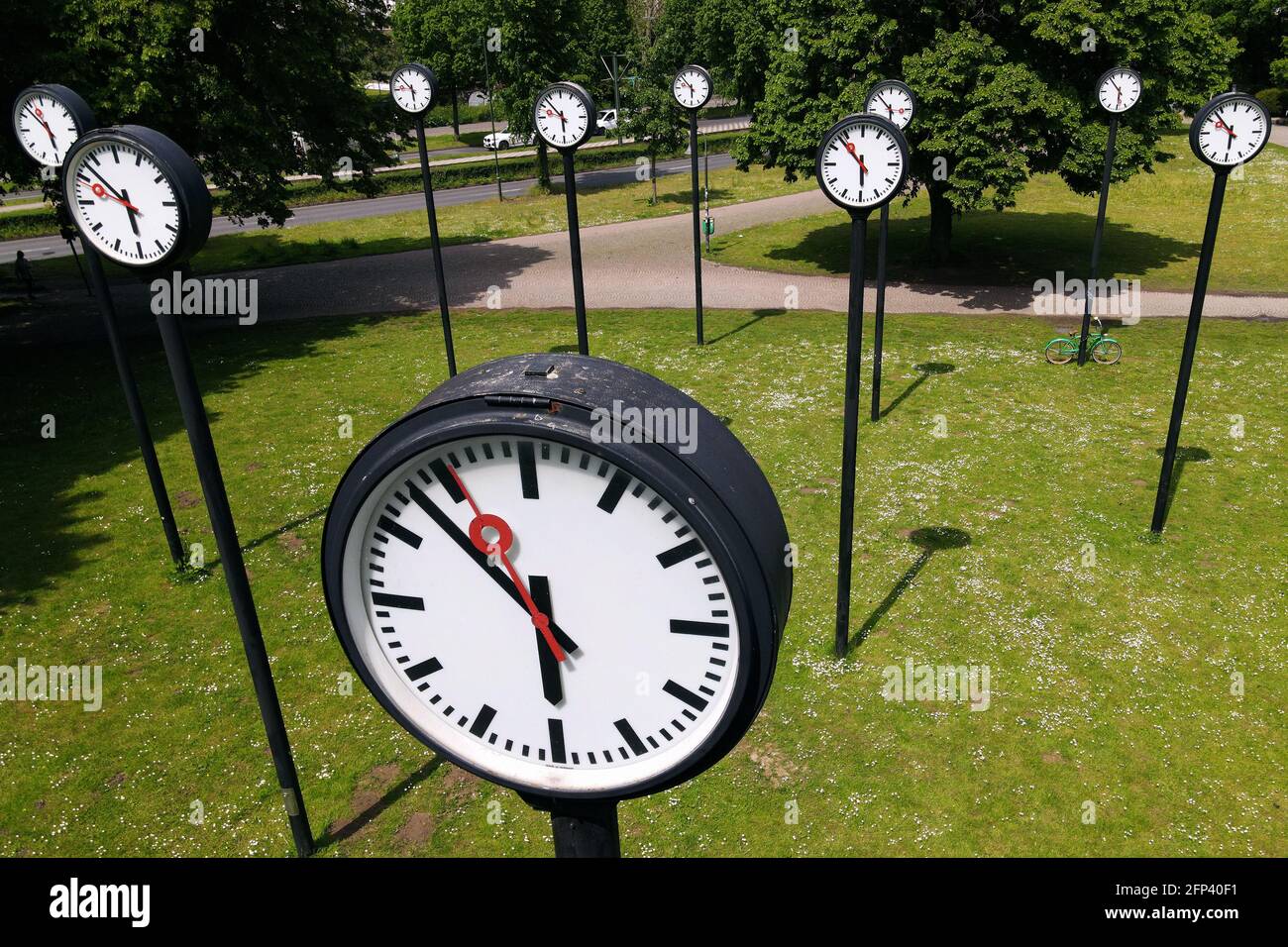 Installazione 'Zeitfeld' dell'artista Klaus Rinke all'ingresso del Volksgarten, nel sud di Düsseldorf. Foto Stock