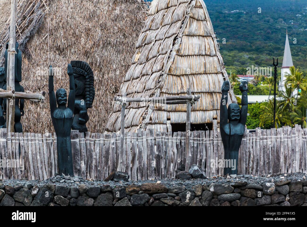 Fierce Tiki Stand Guard presso la storica AHU' Ena Heiau, Kamakahonu National Historic Landmark, Kailua- Kona, Hawaii, Hawaii, USA Foto Stock