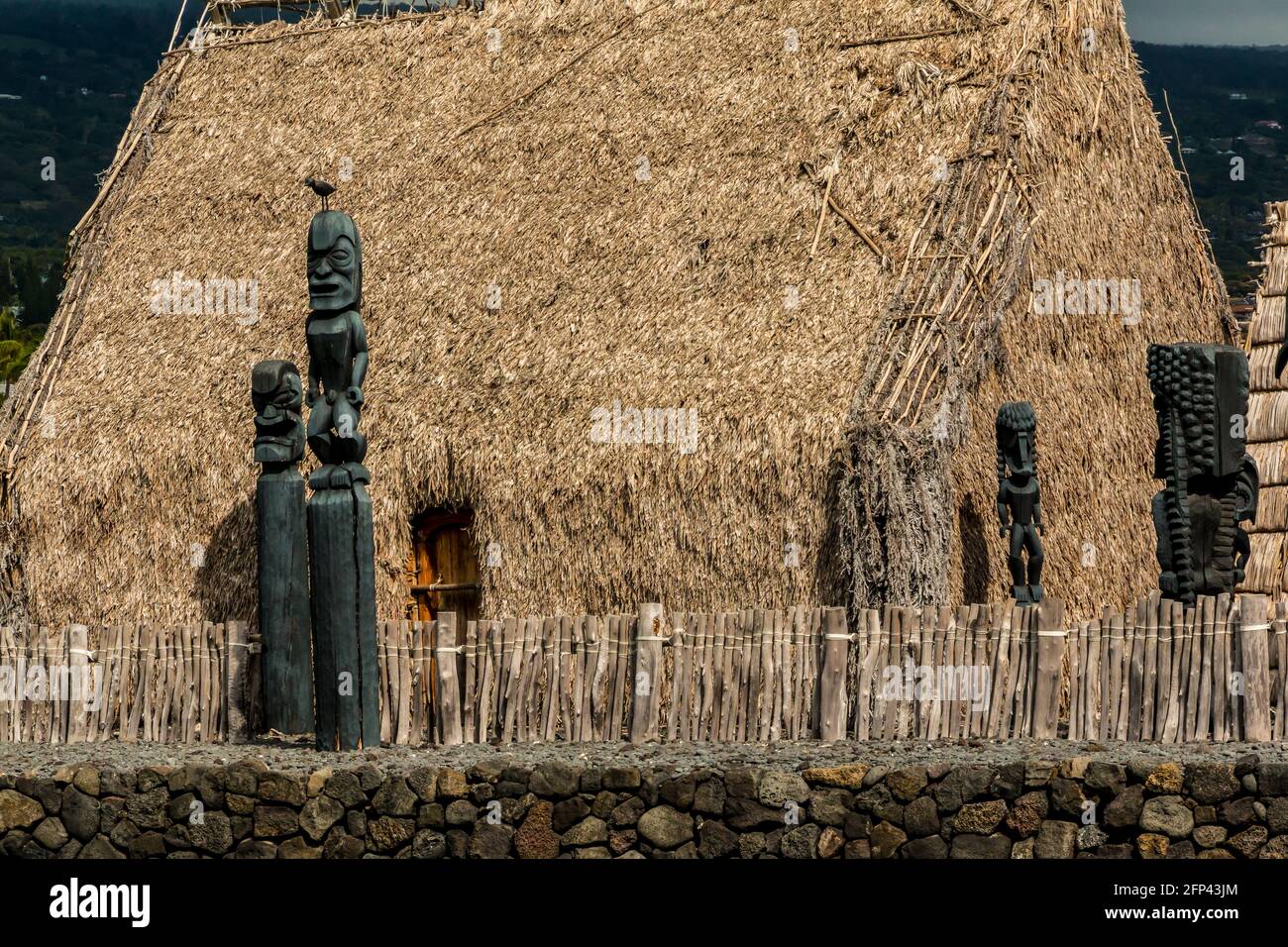 Fierce Tiki Stand Guard presso la storica AHU' Ena Heiau, Kamakahonu National Historic Landmark, Kailua- Kona, Hawaii, Hawaii, USA Foto Stock