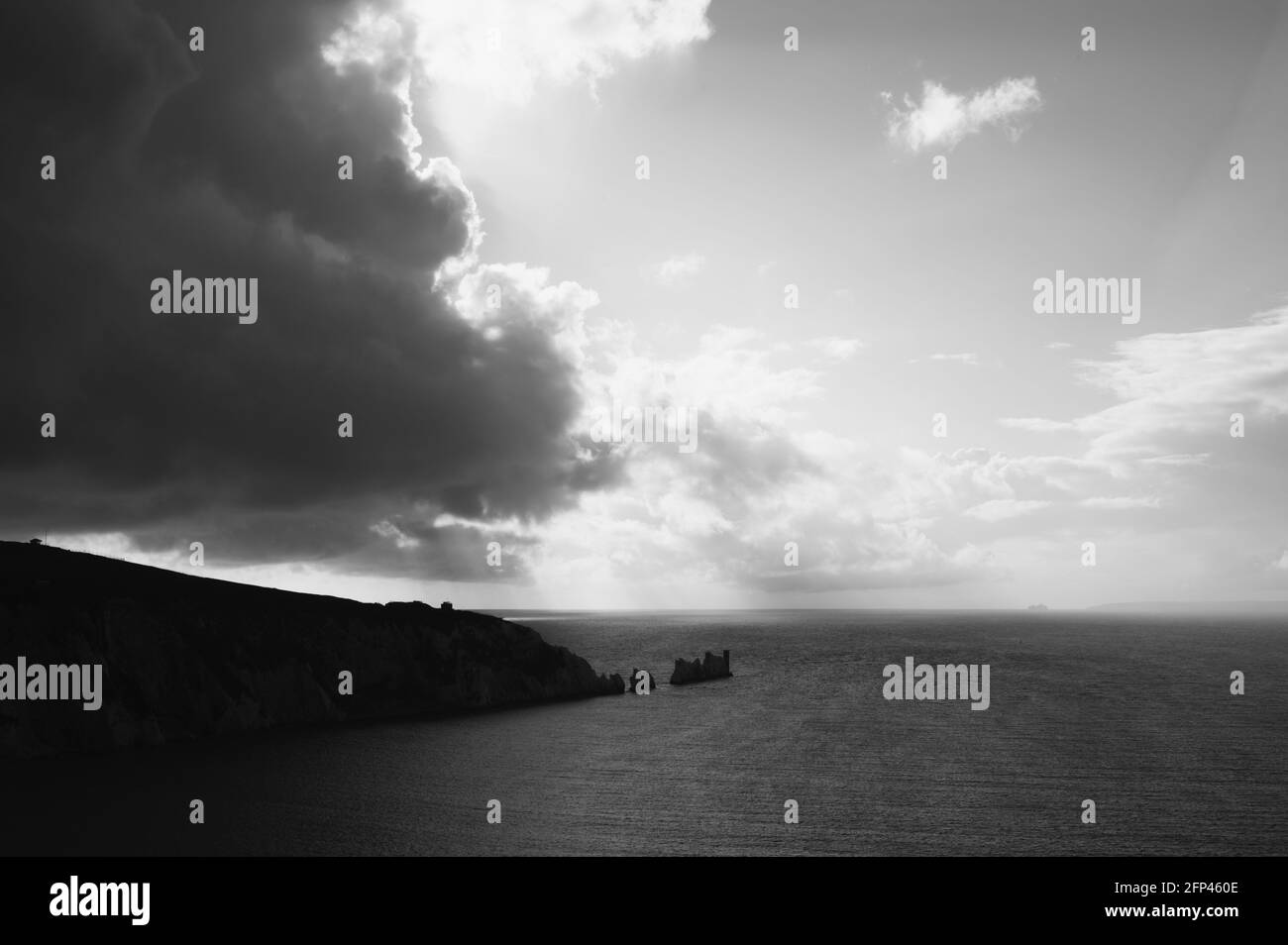 Questa foto in bianco e nero è degli aghi sulla punta dell'isola di Wight. Gli aghi sono 3 enormi rocce bianche di gesso, sorvegliate da una lira del XIX secolo Foto Stock