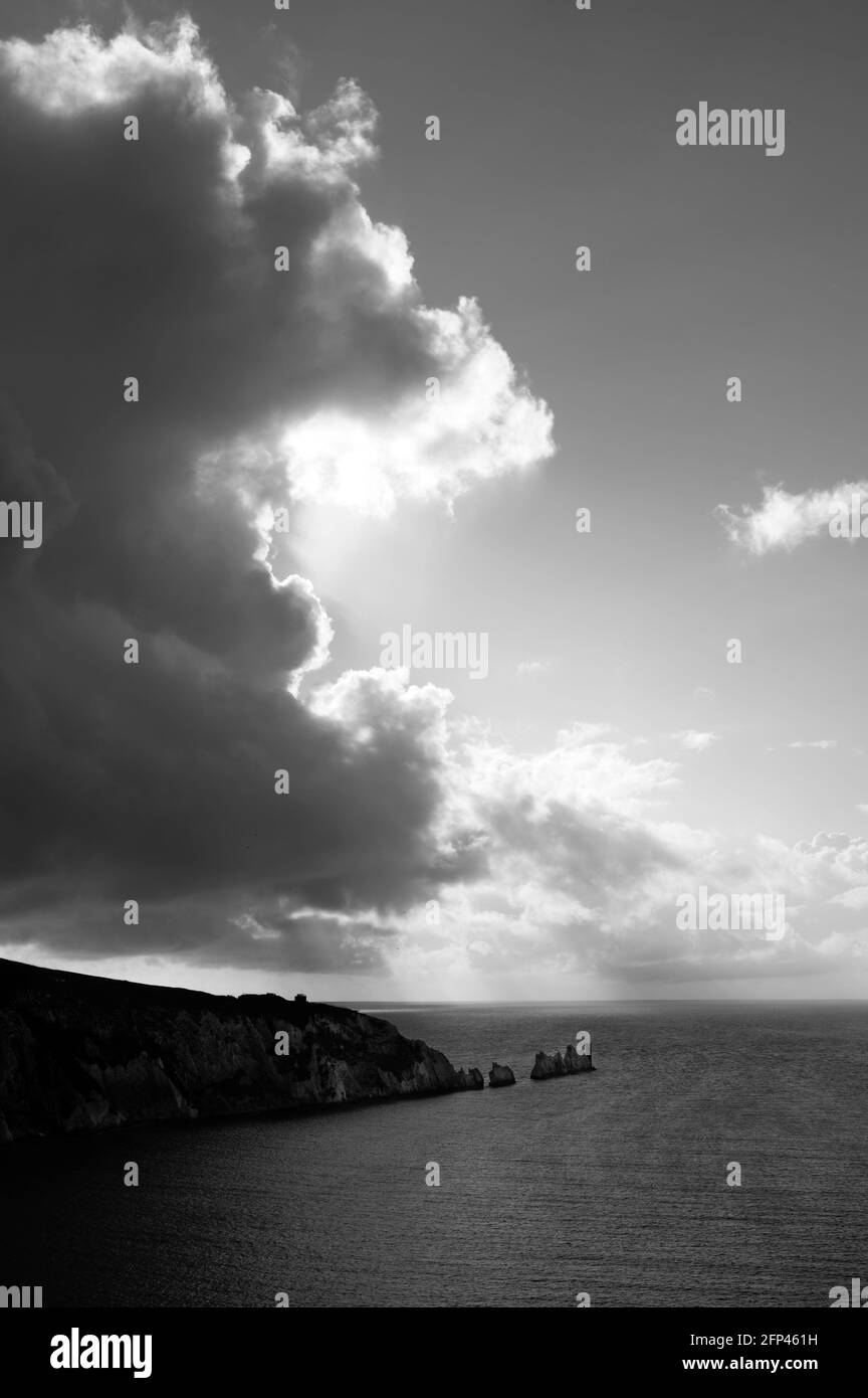 Questa foto in bianco e nero è degli aghi sulla punta dell'isola di Wight. Gli aghi sono 3 enormi rocce bianche di gesso, sorvegliate da una lira del XIX secolo Foto Stock
