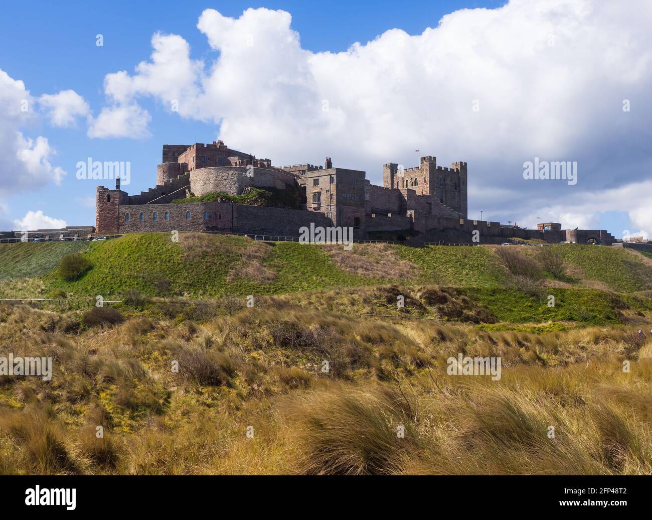 Il Castello di Bamburgh è un suggestivo pezzo di architettura. È stato presentato in molti film come Robin of Sherwood, Macbeth e Transformers: The Last Knight Foto Stock