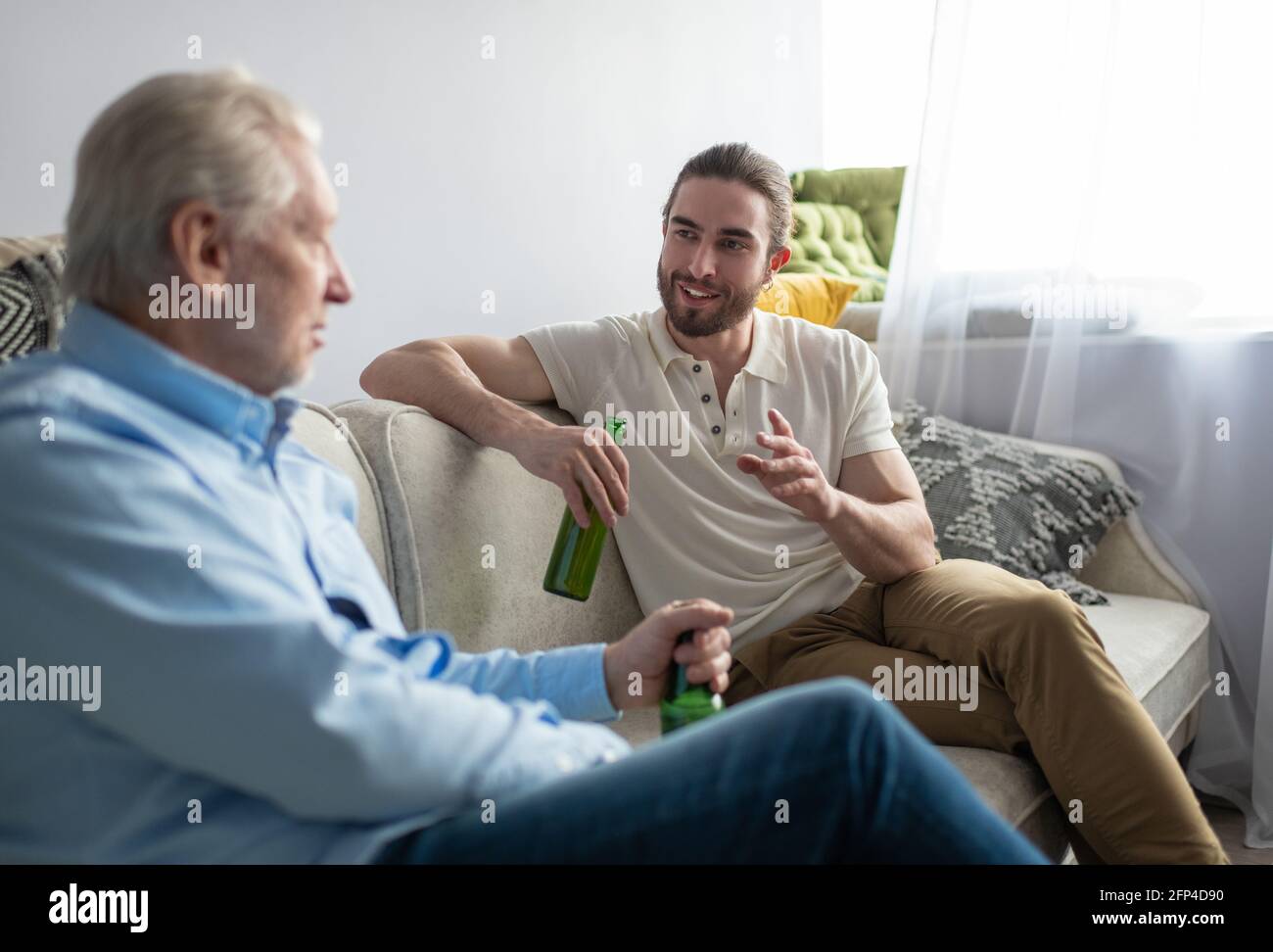 Nipote positivo che parla con il nonno nel fine settimana Foto Stock